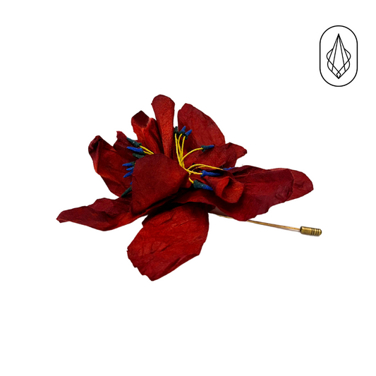 Lis brooch