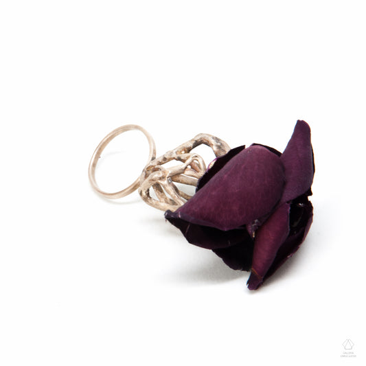 anello scultura in argento con petali di fiori.