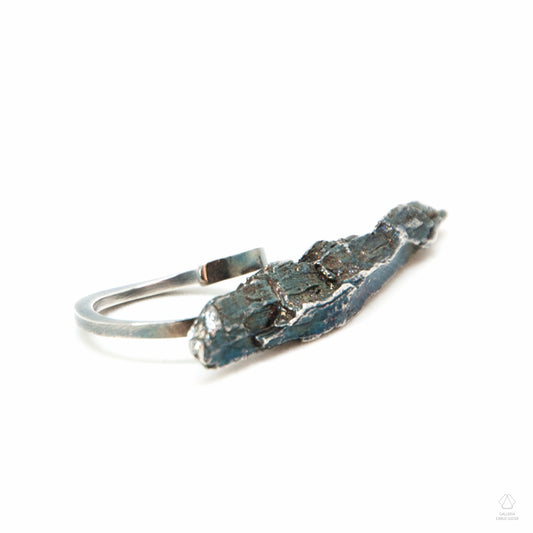 anello scultura in argento, scheggia di legno. Pezzo unico.
