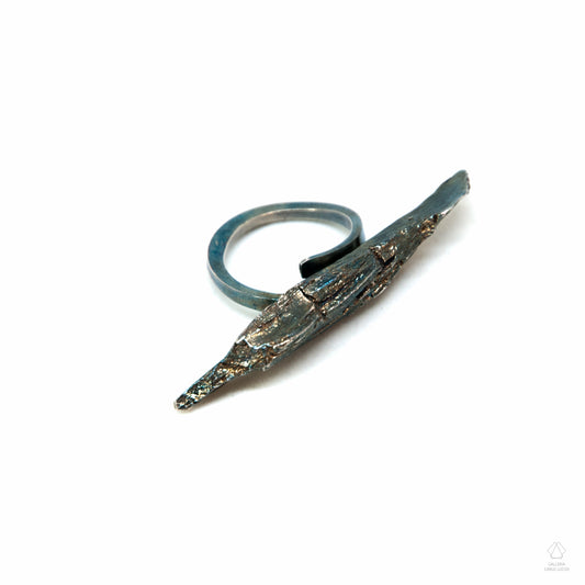 anello scultura in argento, scheggia di legno. Pezzo unico.