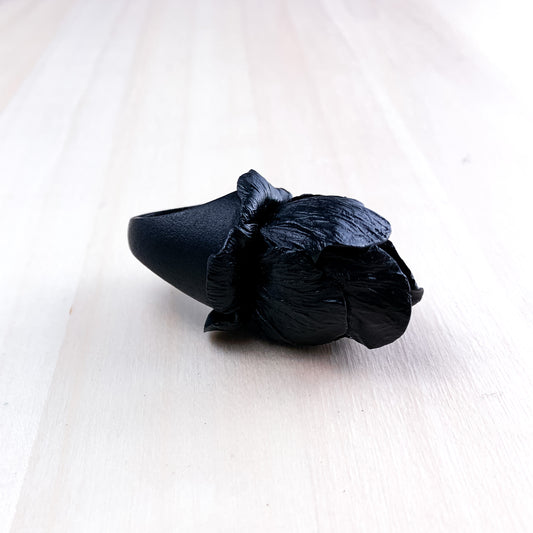 Black flower scented ring