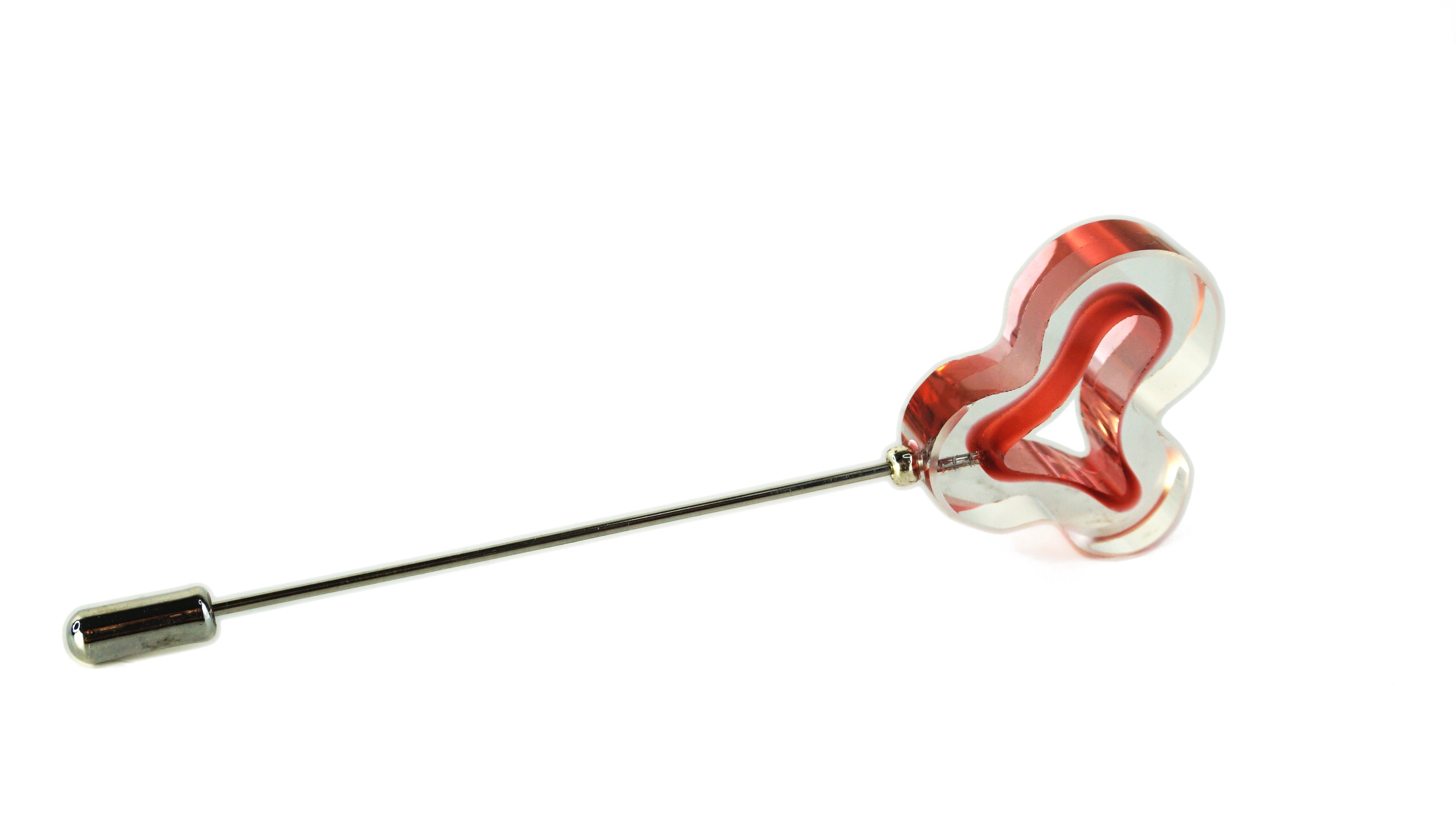 spilla in acciaio chirurgico e vetro, Amoeba di Alice Protopopescu. È un gioiello dal look contemporaneo e vivace.