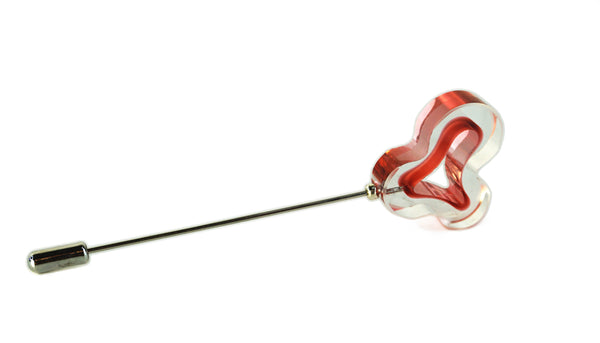 spilla in acciaio chirurgico e vetro, Amoeba di Alice Protopopescu. È un gioiello dal look contemporaneo e vivace.