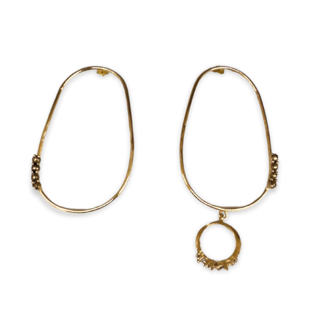 Chimera: orecchini hoops ear-rings asimmetrici