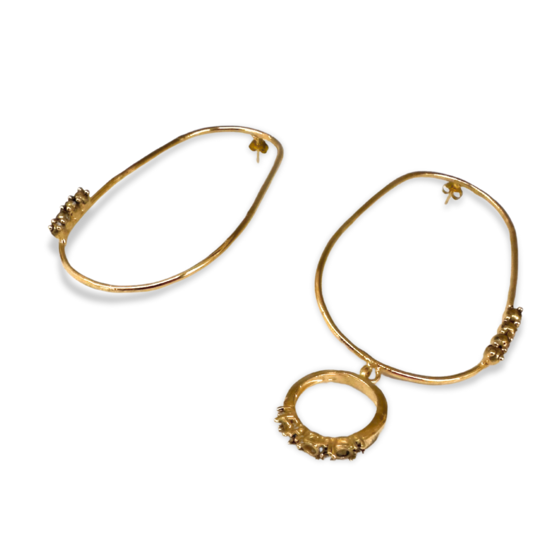 Chimera: orecchini hoops ear-rings asimmetrici
