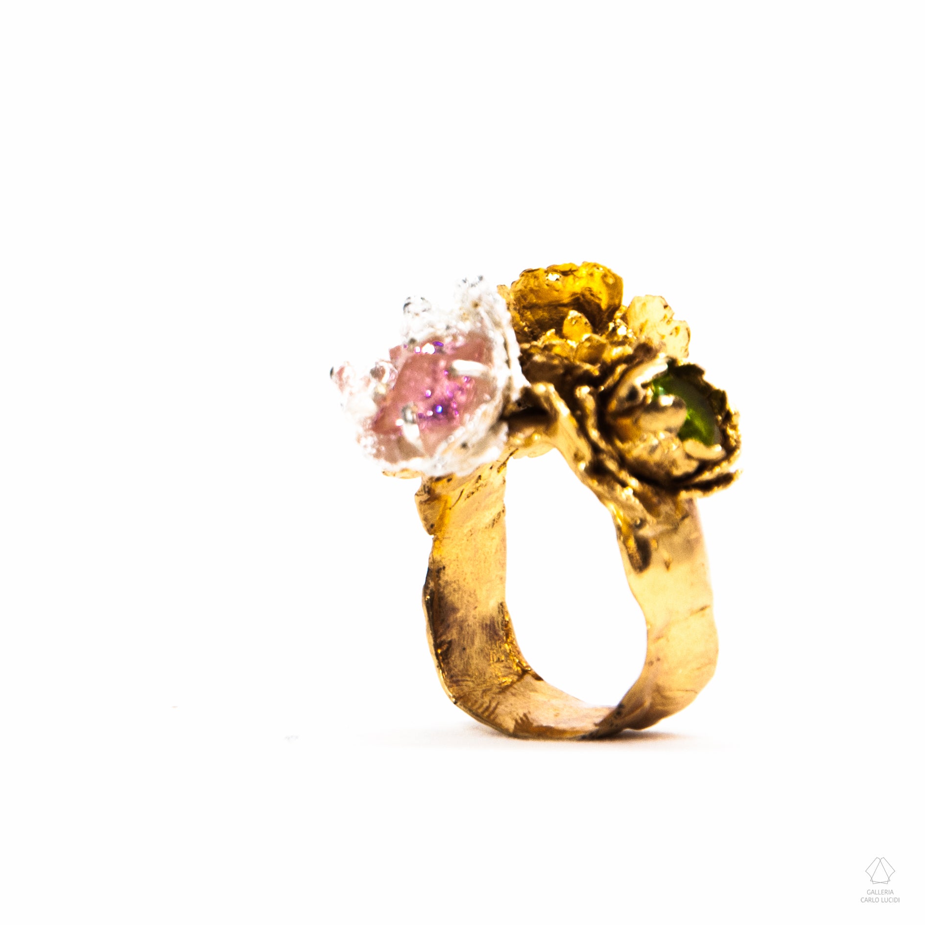 anello scultura, gioiello contemporaneo, realizzato in fusione a cera persa con fiori e cristalli incastonati, di Rita Martinez.