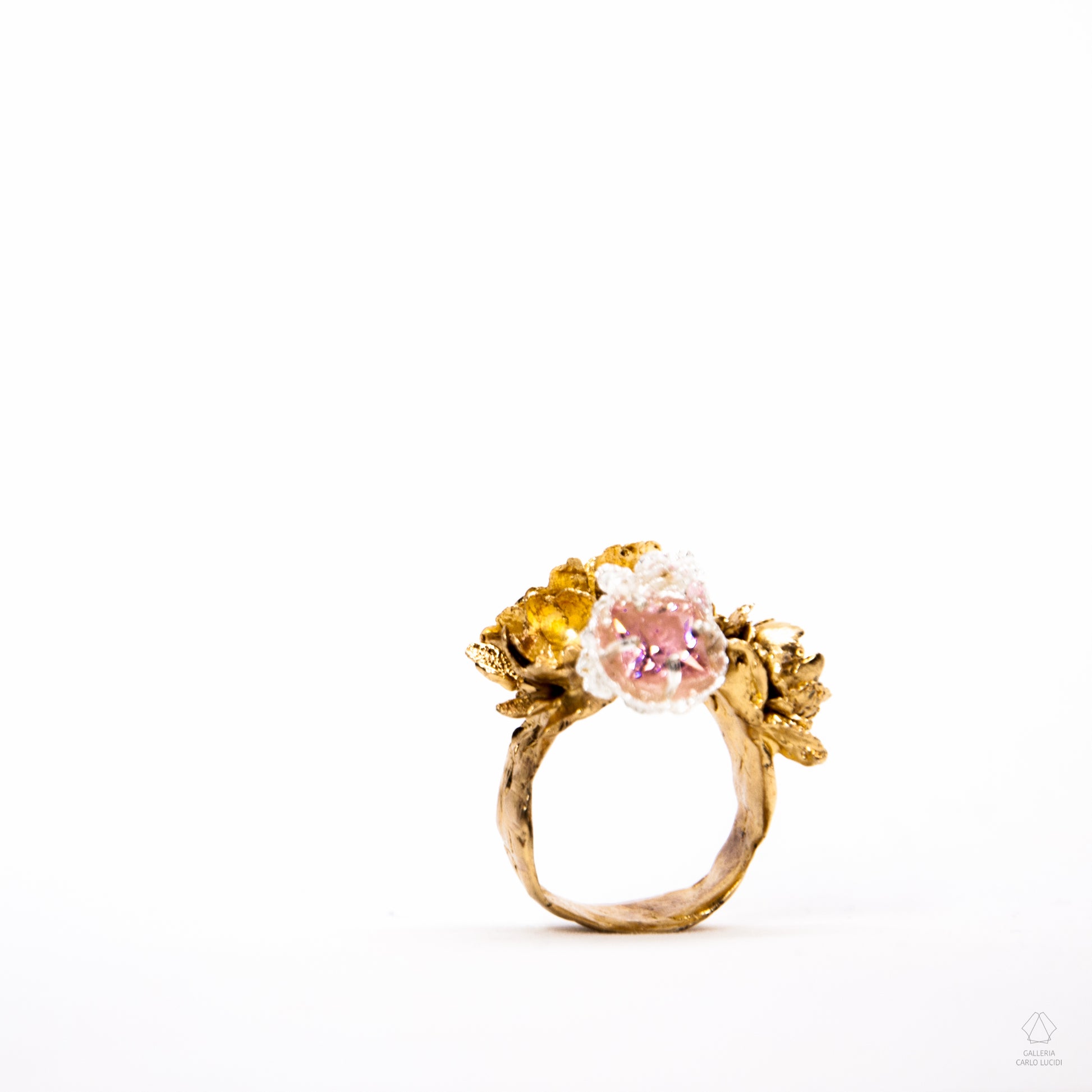 anello scultura, gioiello contemporaneo, realizzato in fusione a cera persa con fiori e cristalli incastonati, di Rita Martinez.