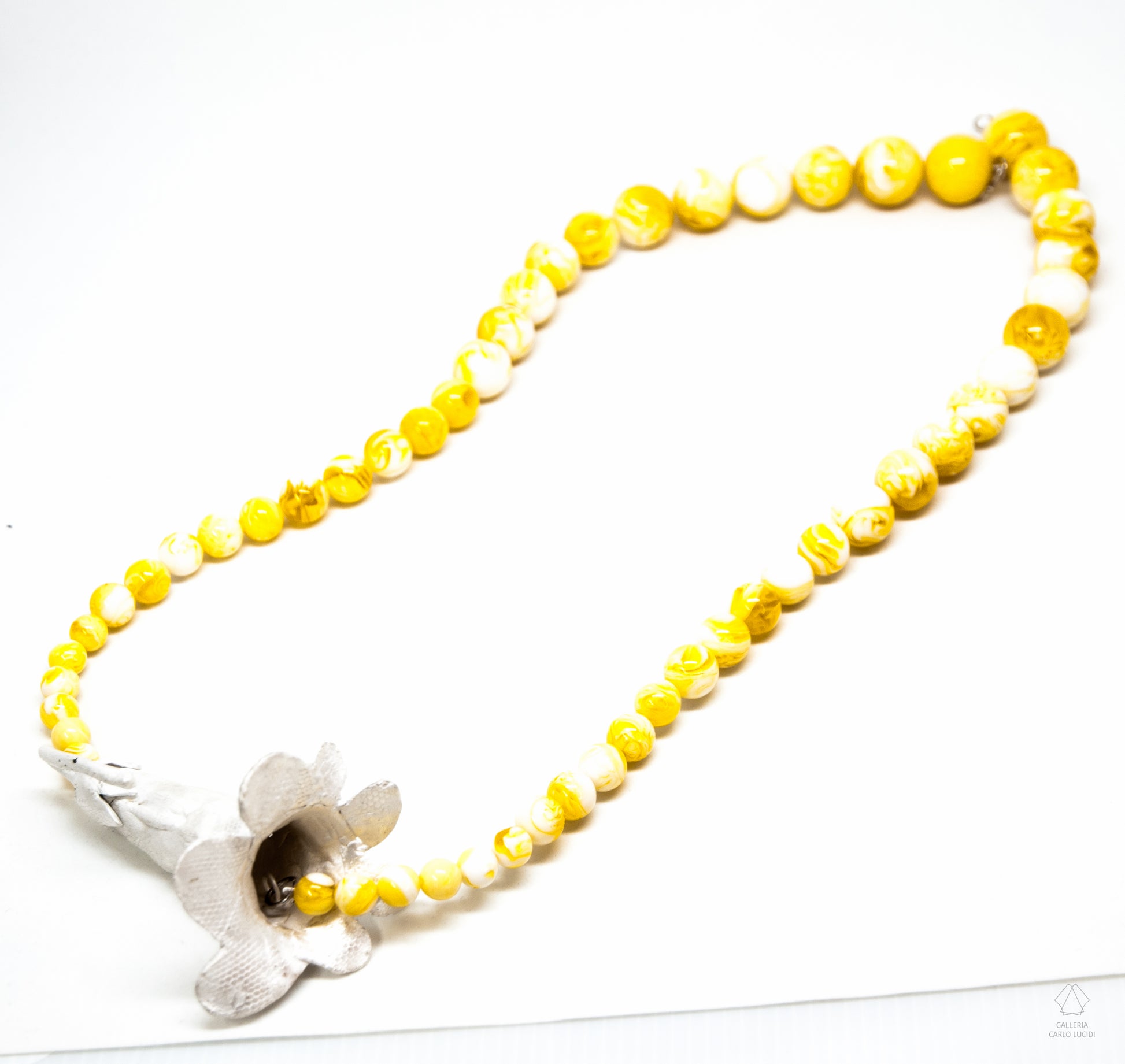 collana scultura, gioiello contemporaneo, realizzato in fusione a cera persa con fiore e perle di copal, di Rita Martinez.