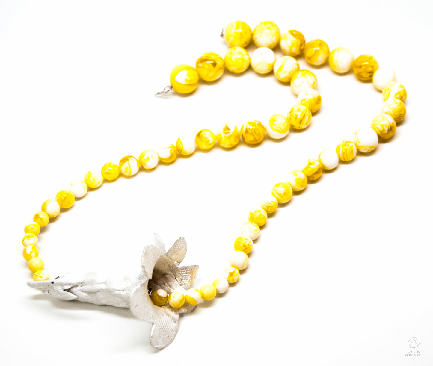 collana scultura, gioiello contemporaneo, realizzato in fusione a cera persa con fiore e perle di copal, di Rita Martinez.