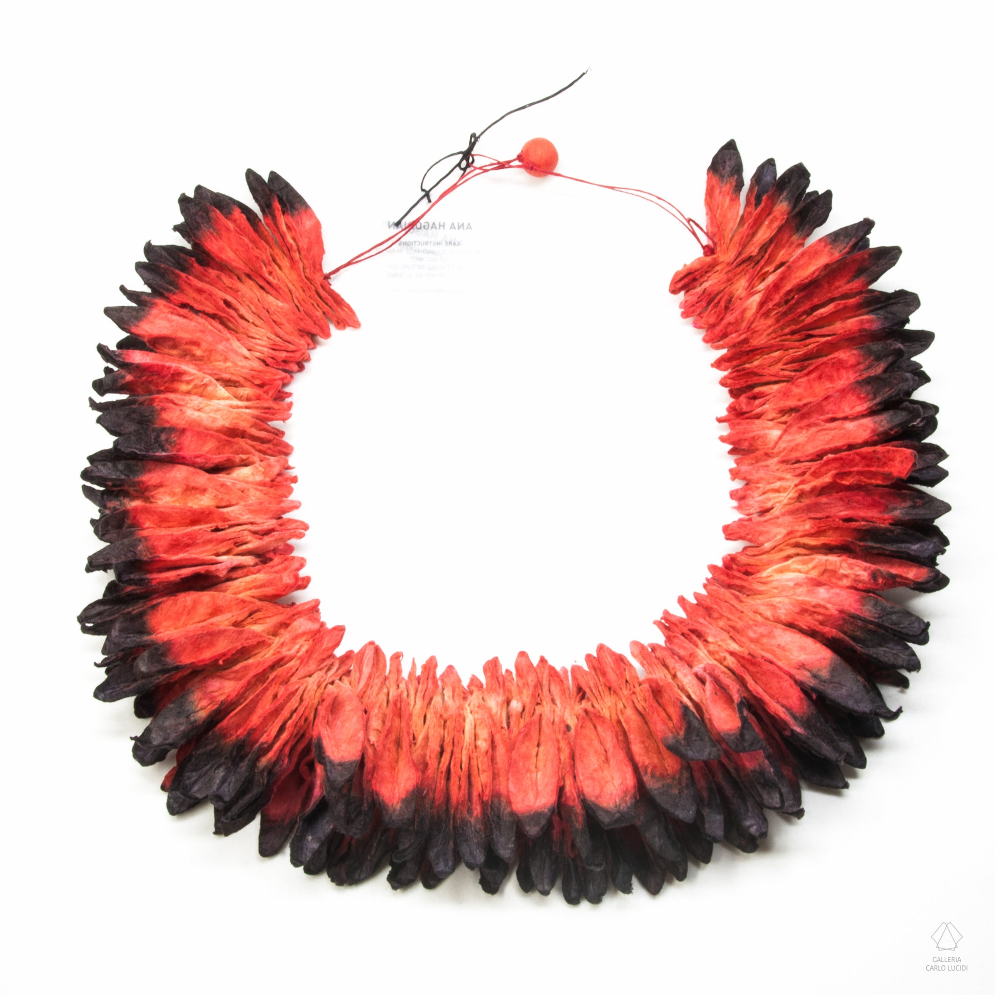 Collana girocollo feathers, in carta fatta a mano. Gioiello contemporaneo di Ana Hagopian