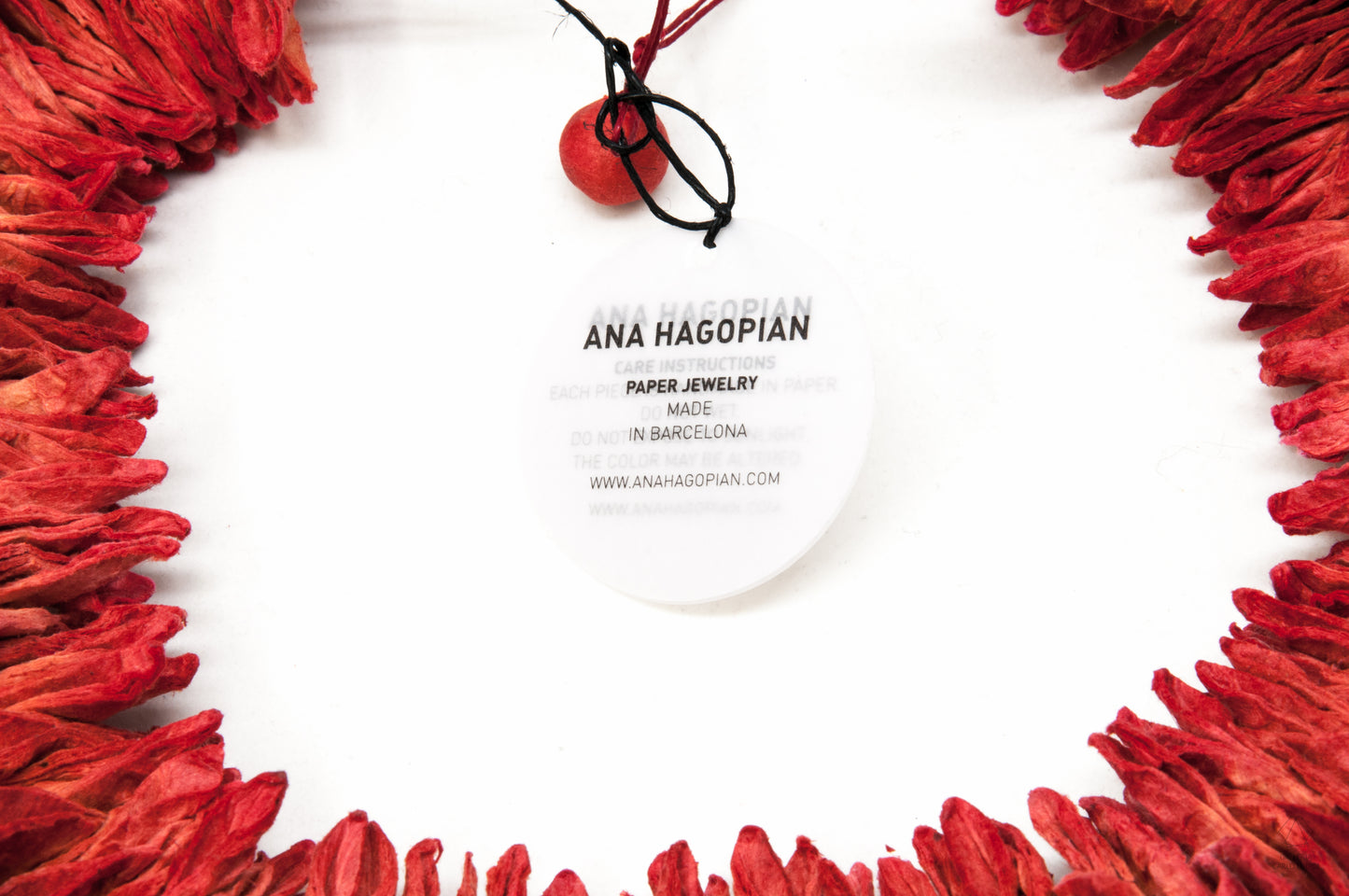 Collana girocollo feathers, in carta fatta a mano. Gioiello contemporaneo di Ana Hagopian