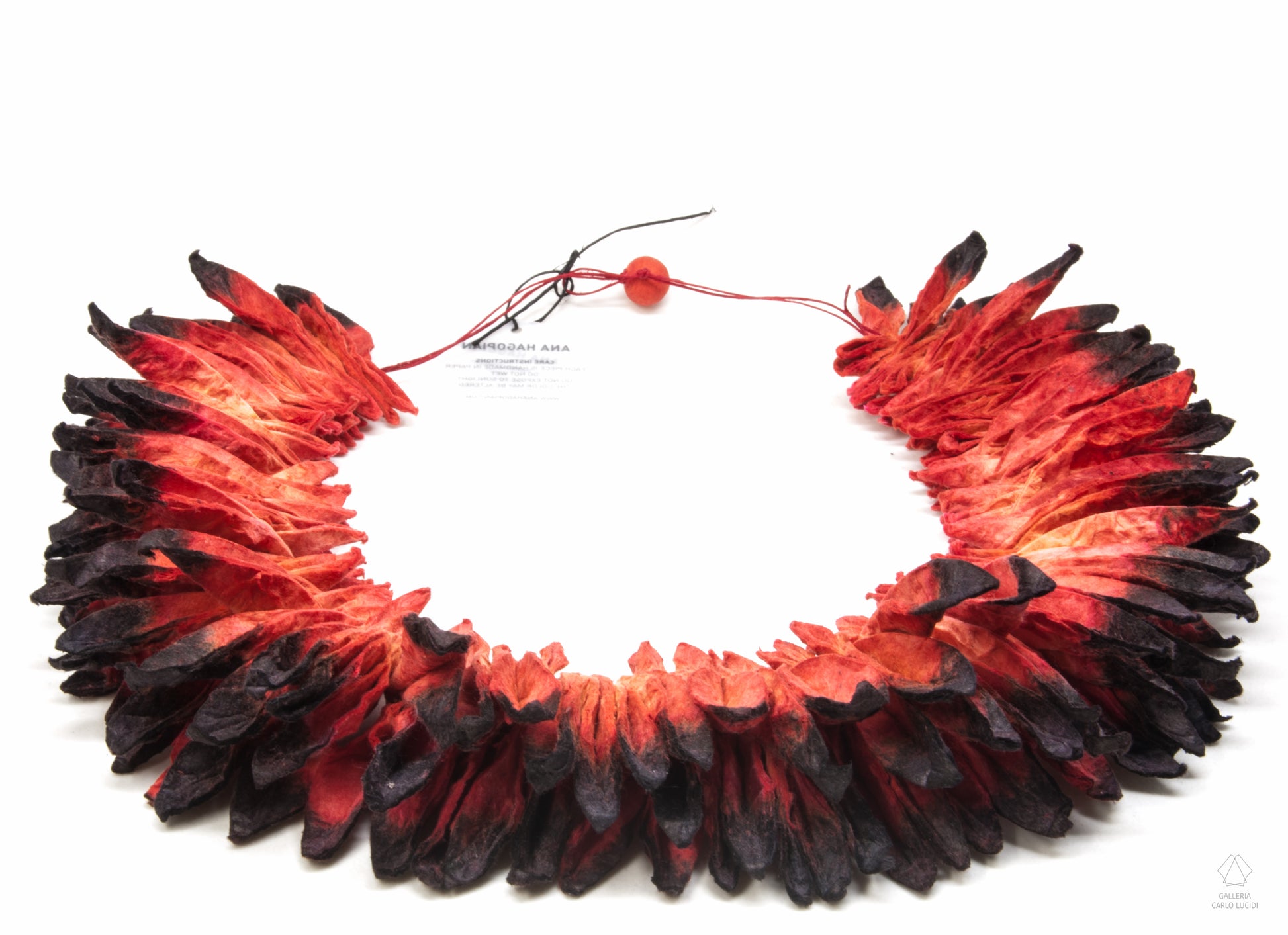 Collana girocollo feathers, in carta fatta a mano. Gioiello contemporaneo di Ana Hagopian