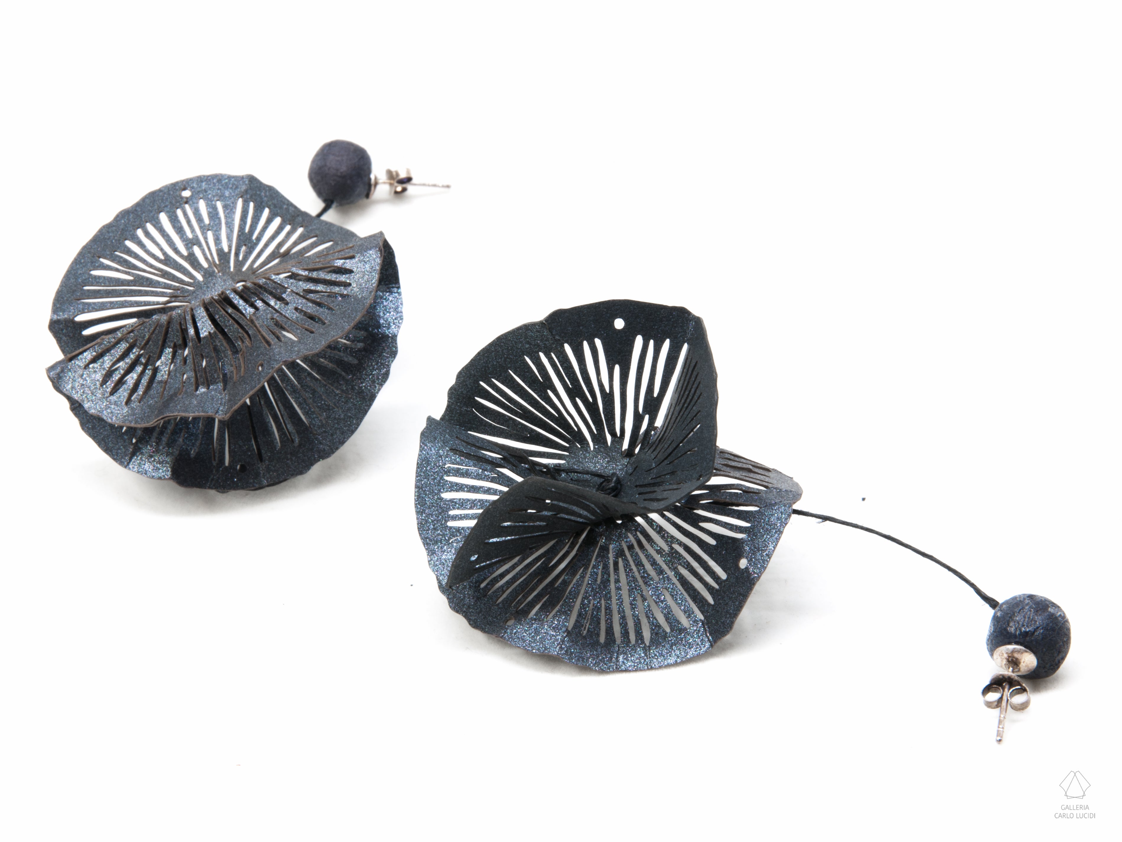 Orecchini garofano, tagliati al laser e assemblati a mano. Gioiello contemporaneo di Ana Hagopian.