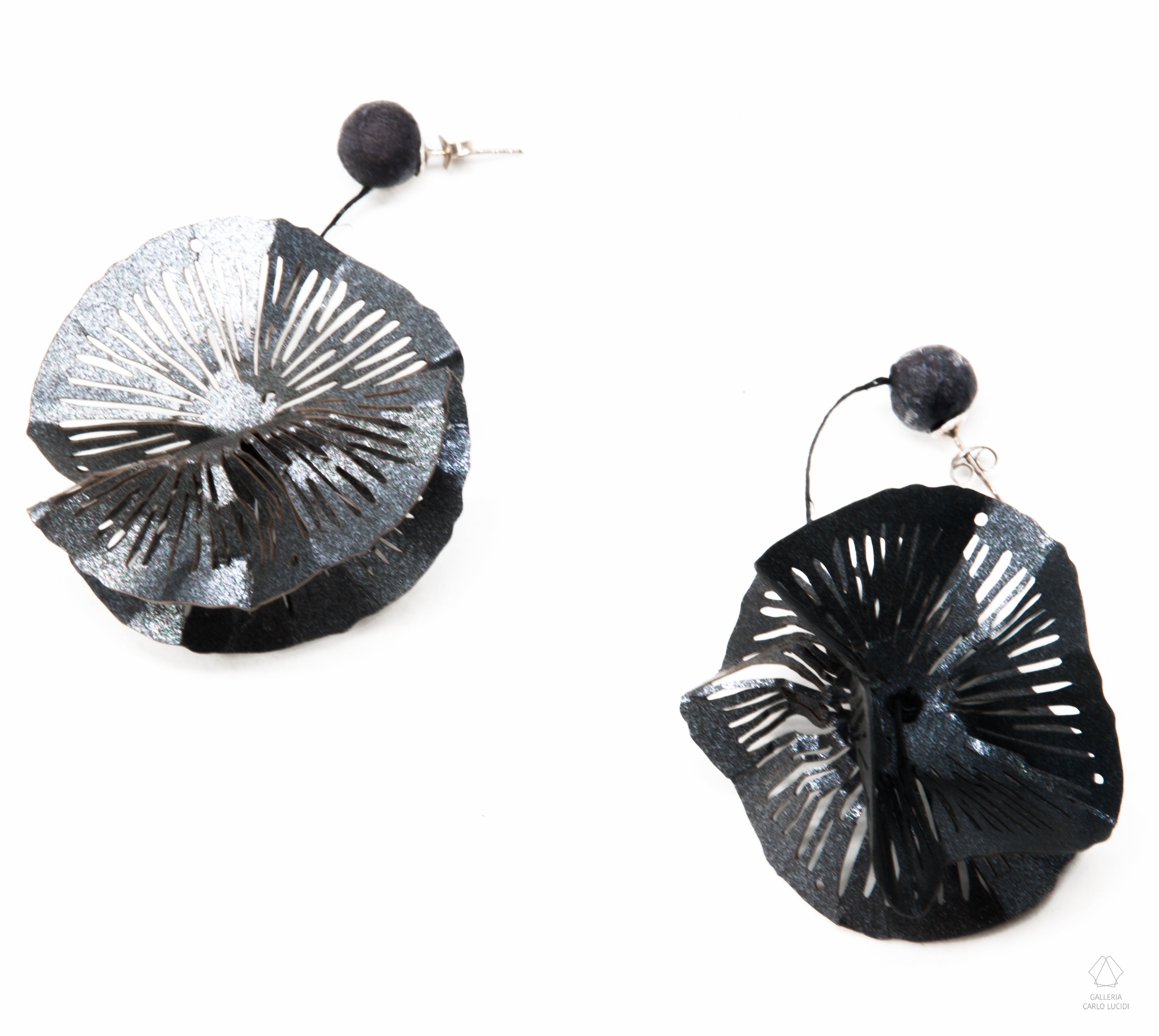 Orecchini garofano, tagliati al laser e assemblati a mano. Gioiello contemporaneo di Ana Hagopian.