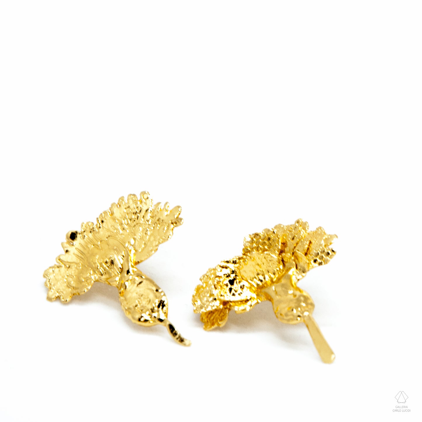 coppia di orecchini scultura, gioiello contemporaneo, realizzati in fusione a cera persa con fiori di garofani, di Rita Martinez.