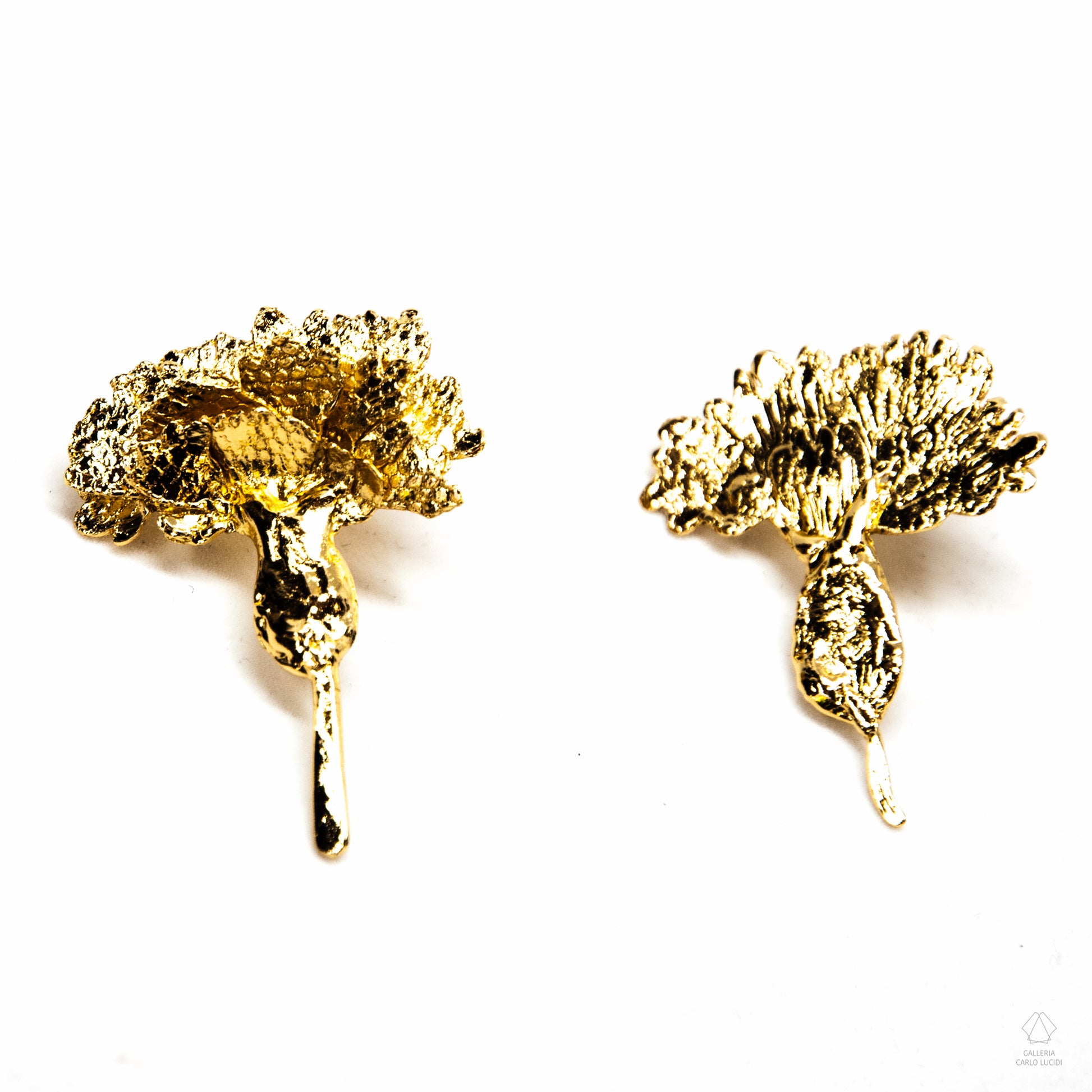 coppia di orecchini scultura, gioiello contemporaneo, realizzati in fusione a cera persa con fiori di garofani, di Rita Martinez.