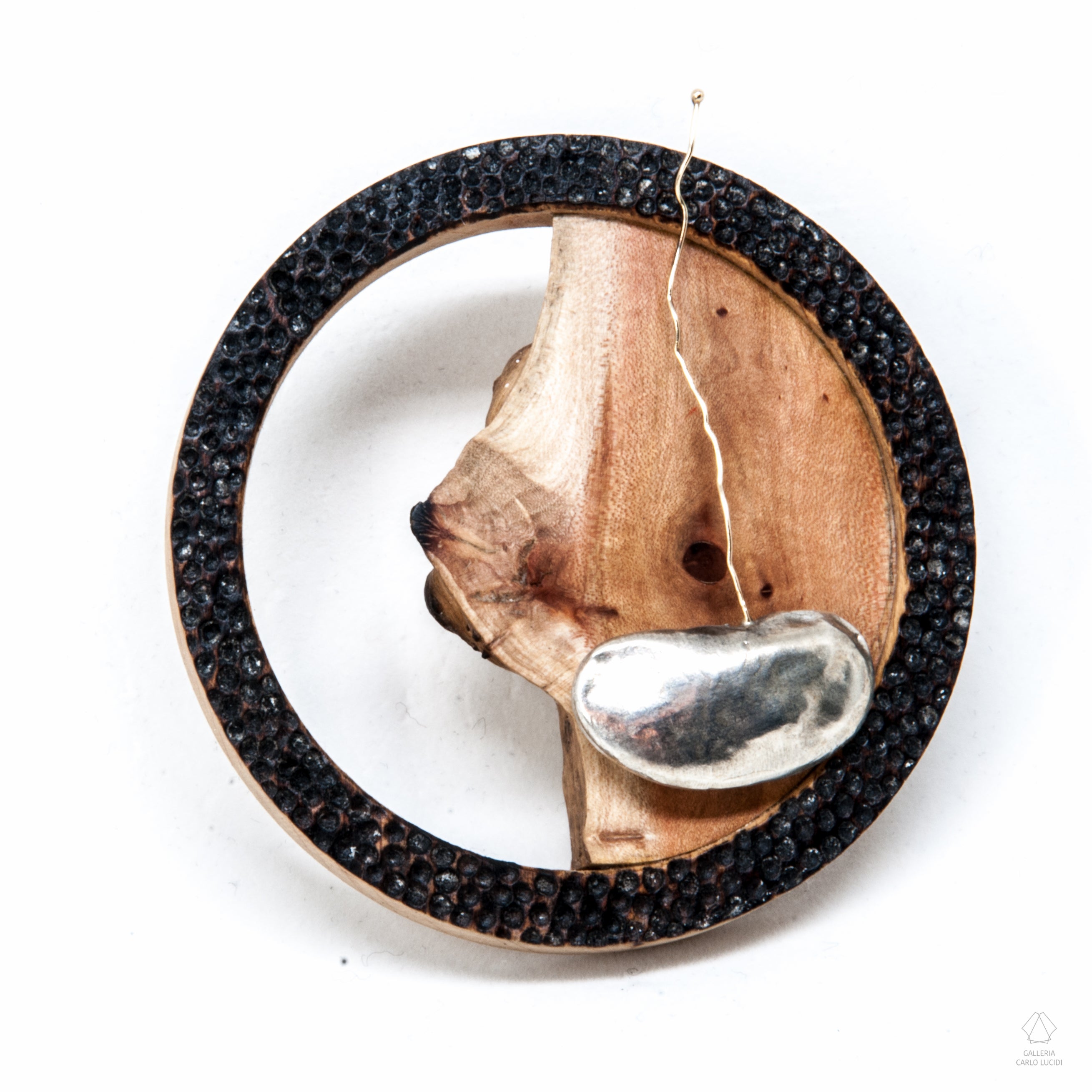 spilla magnetica, scultura in legno, oro e argento.