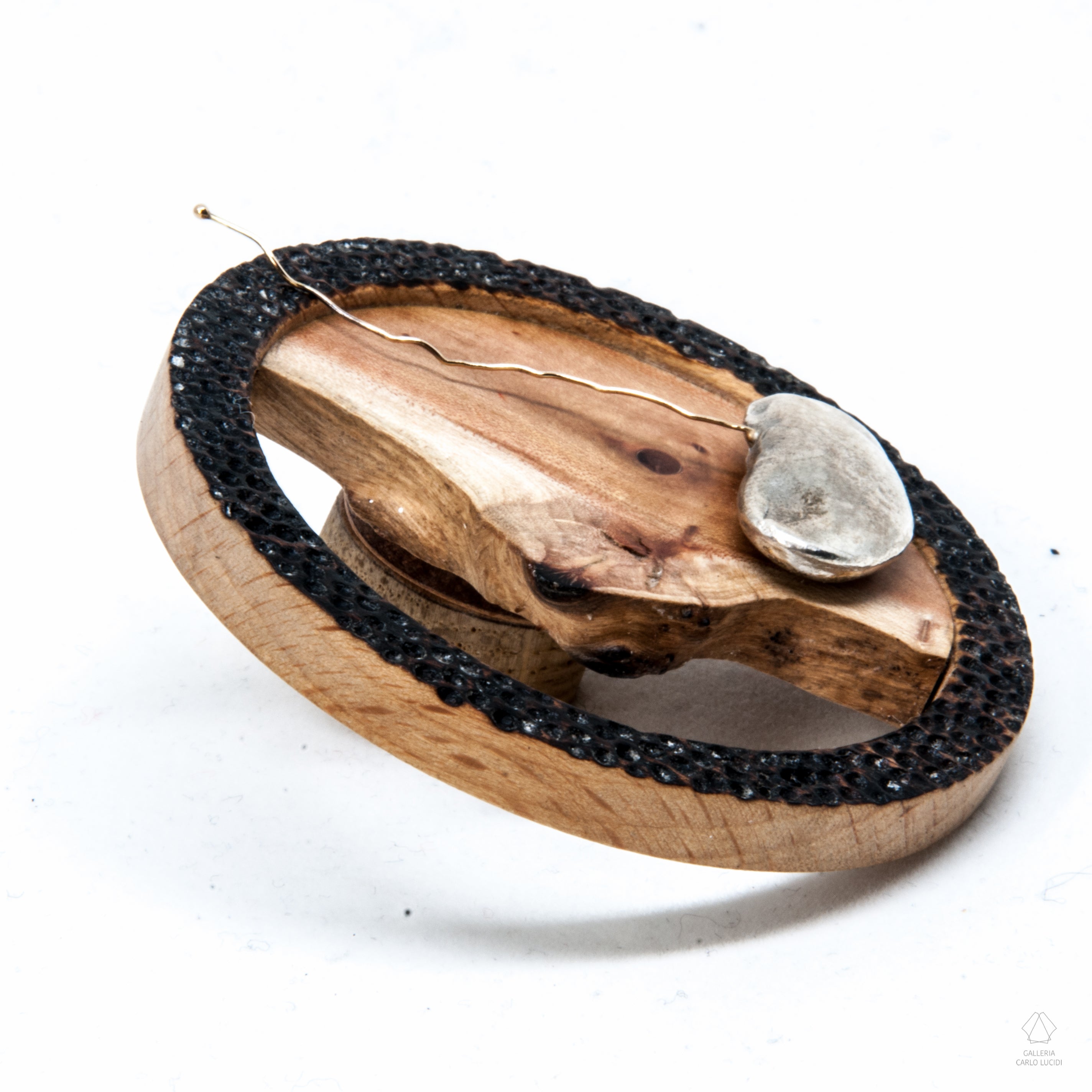 spilla magnetica, scultura in legno, oro e argento.