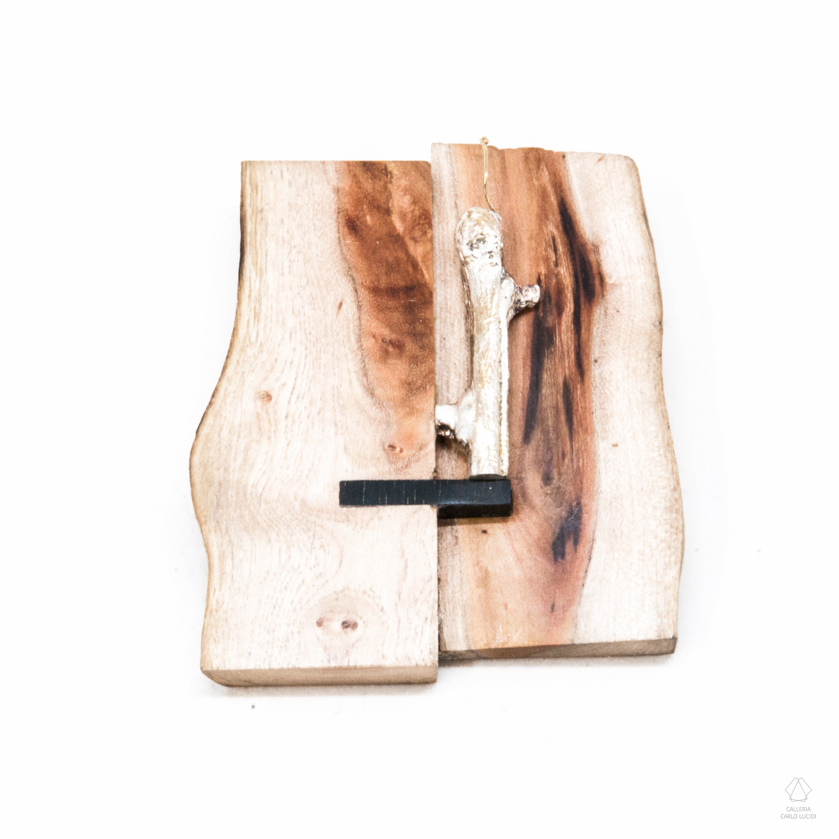 spilla magnetica, scultura in legno, ebano, oro e argento.