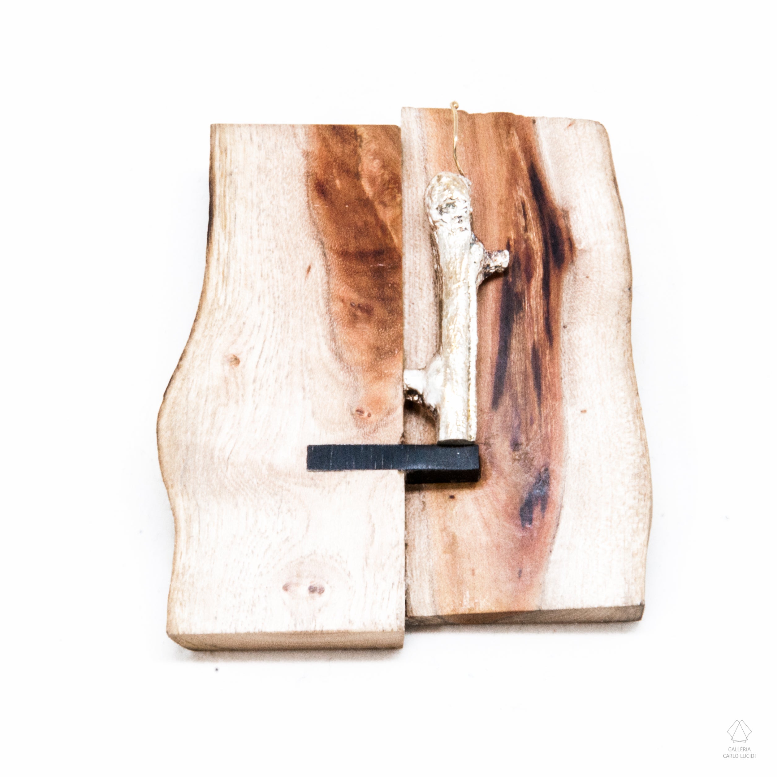 spilla magnetica, scultura in legno, ebano, oro e argento.