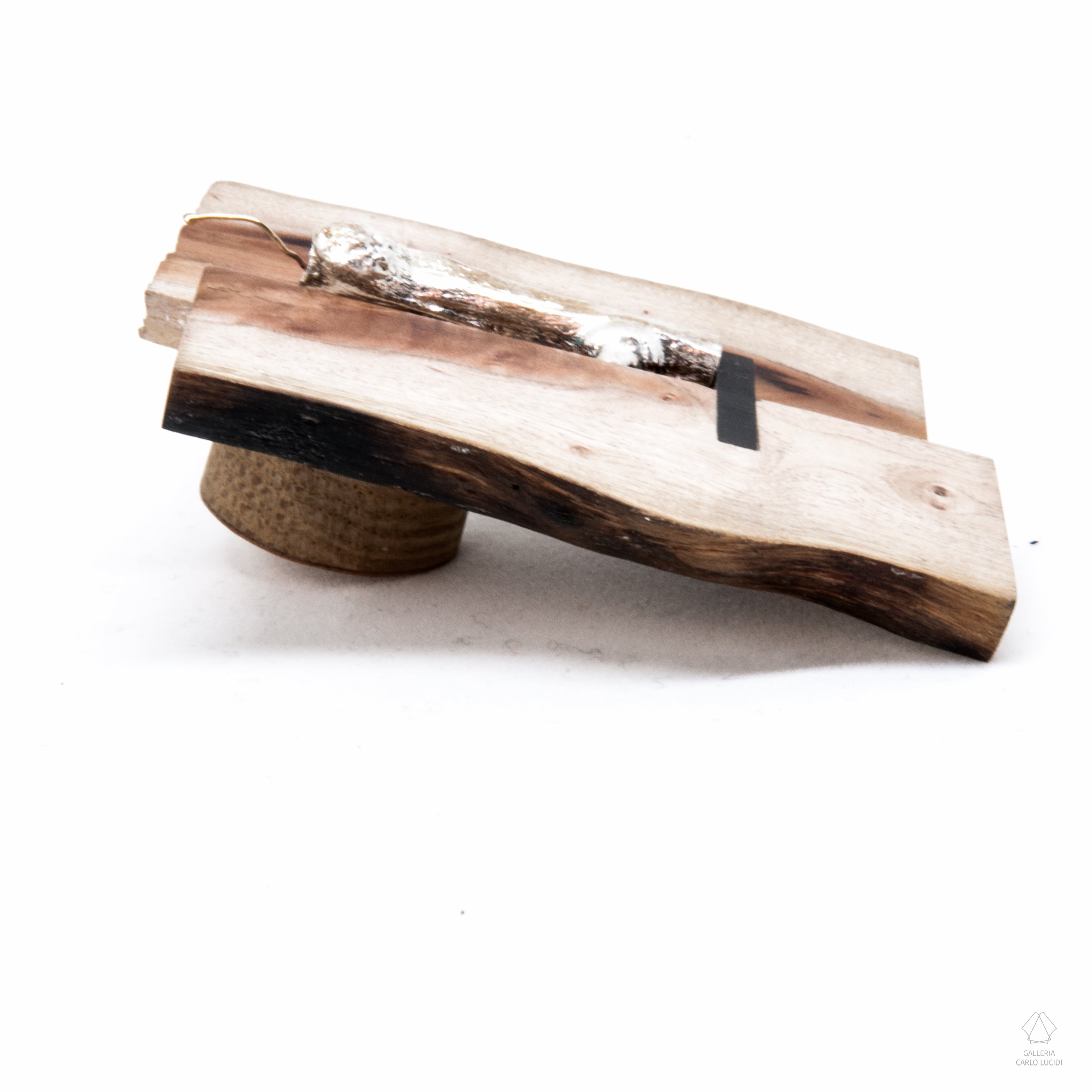 spilla magnetica, scultura in legno, ebano, oro e argento.