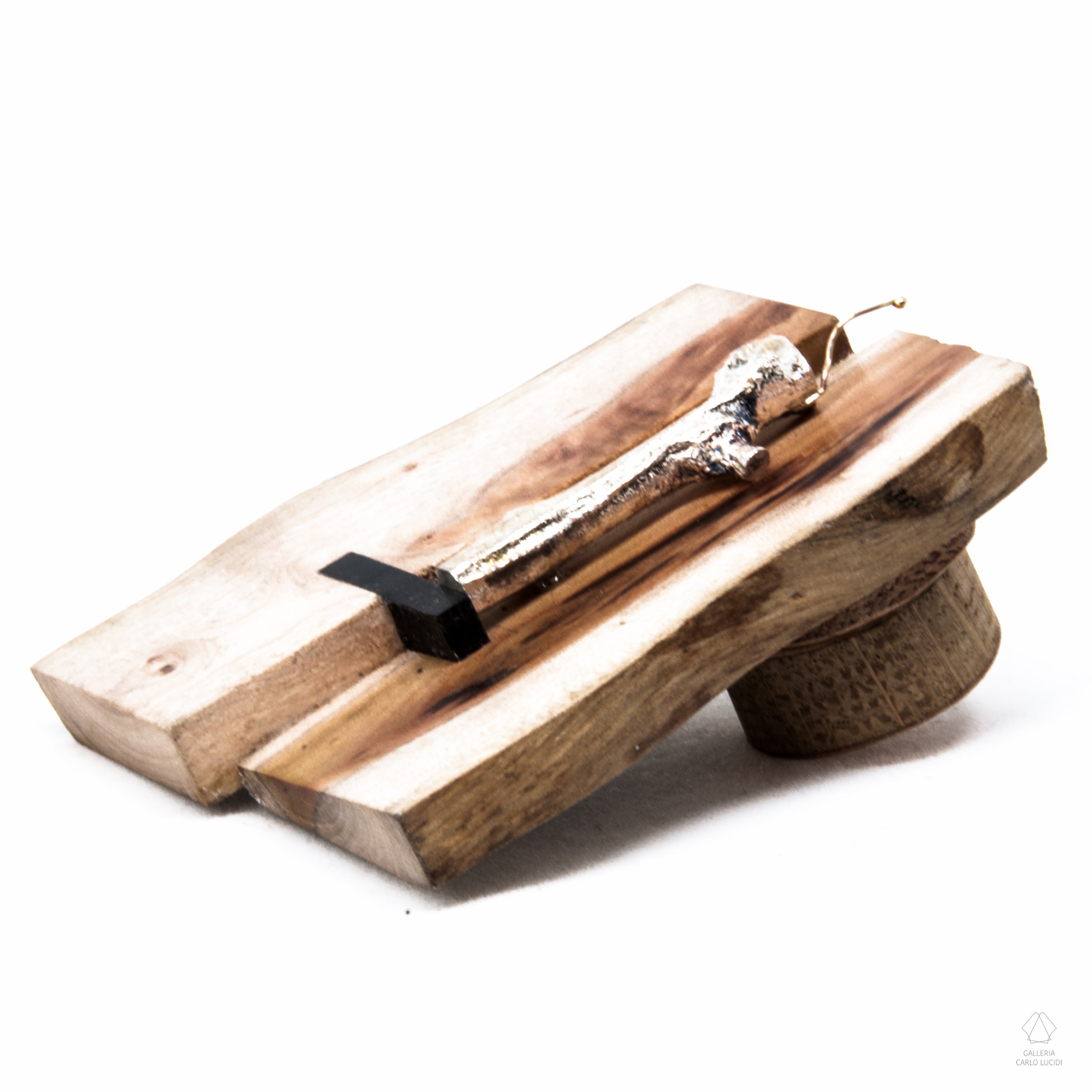 spilla magnetica, scultura in legno, ebano, oro e argento.