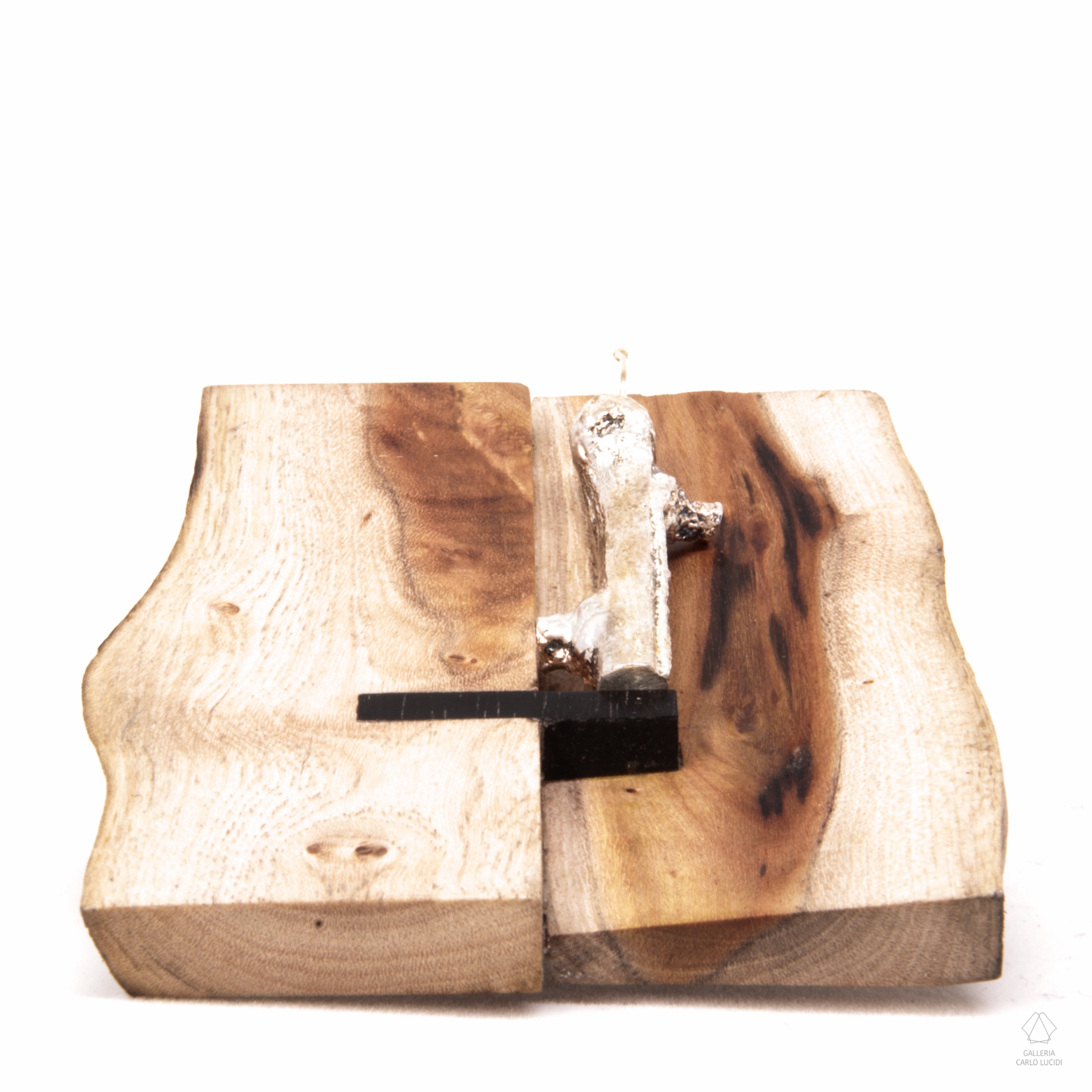 spilla magnetica, scultura in legno, ebano, oro e argento.