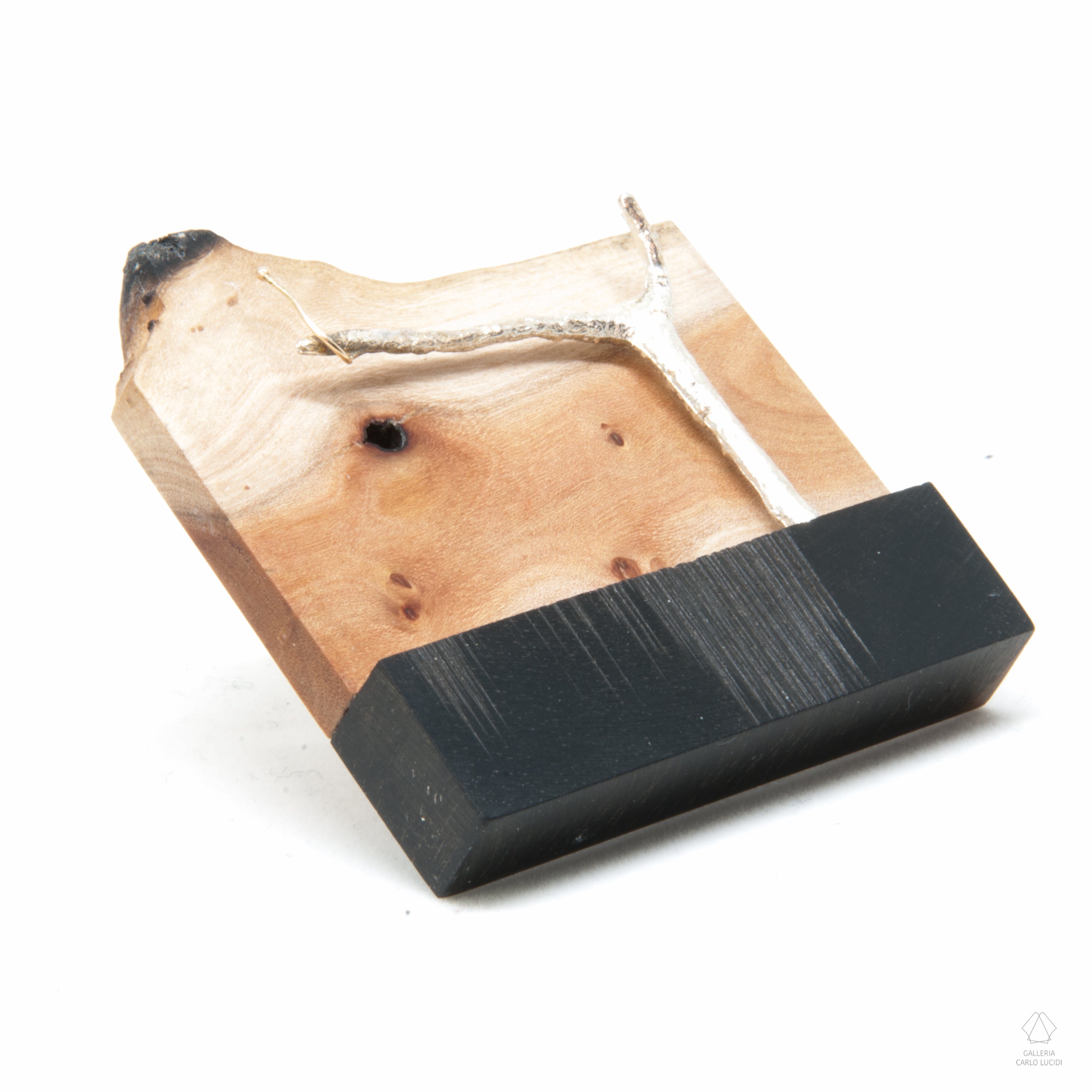 spilla magnetica, scultura in legno, ebano, oro e argento.