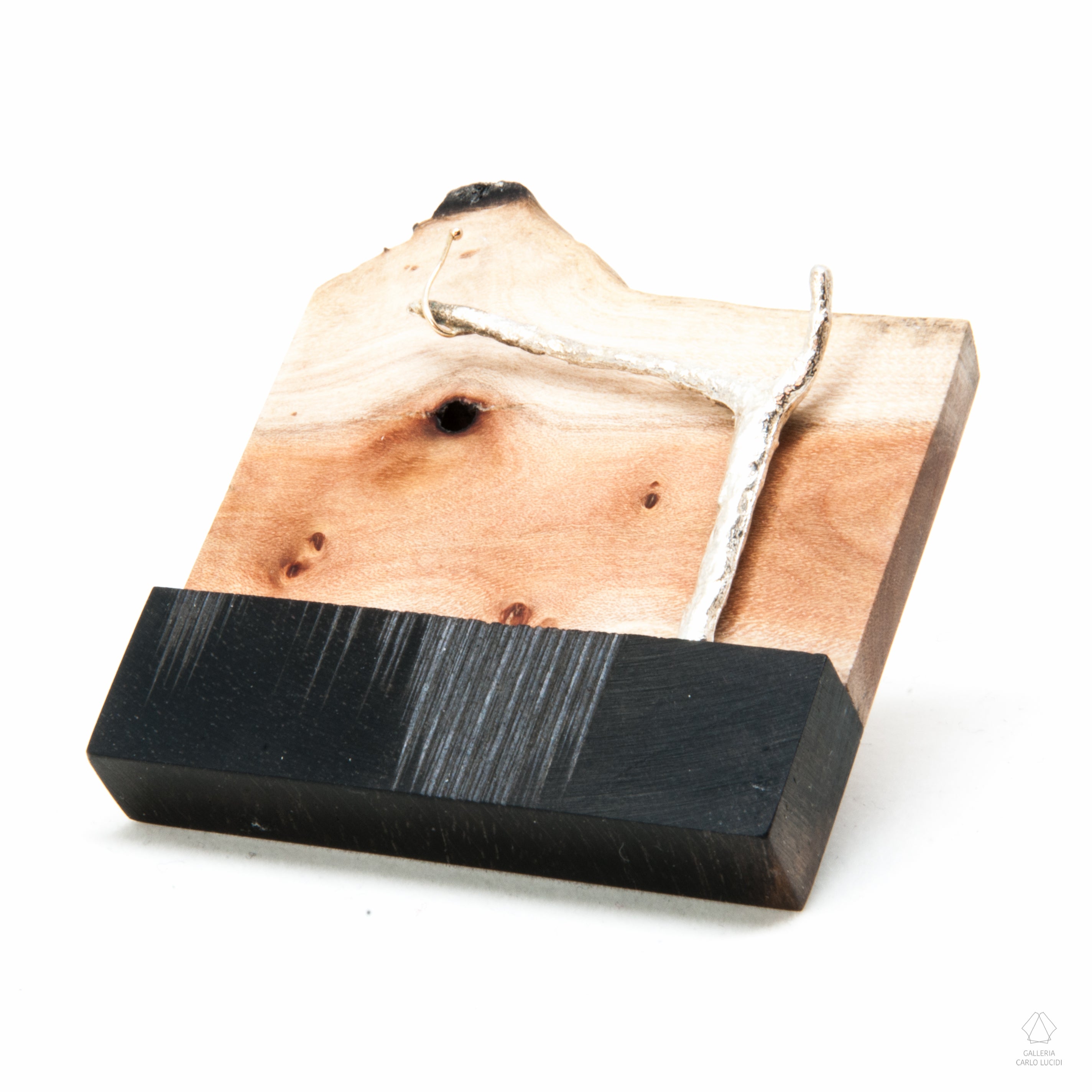 spilla magnetica, scultura in legno, ebano, oro e argento.