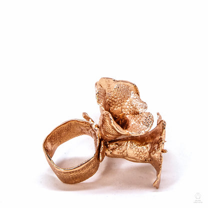 anello scultura, gioiello contemporaneo, realizzato in fusione a cera persa con fiori, di Rita Martinez.