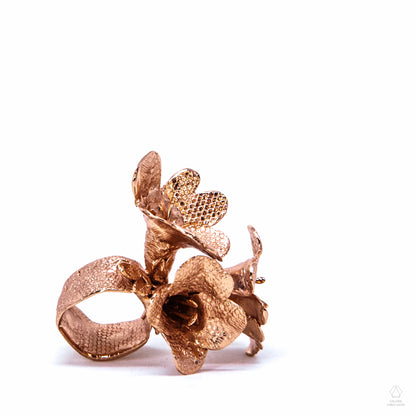 anello scultura, gioiello contemporaneo, realizzato in fusione a cera persa con fiori, di Rita Martinez.