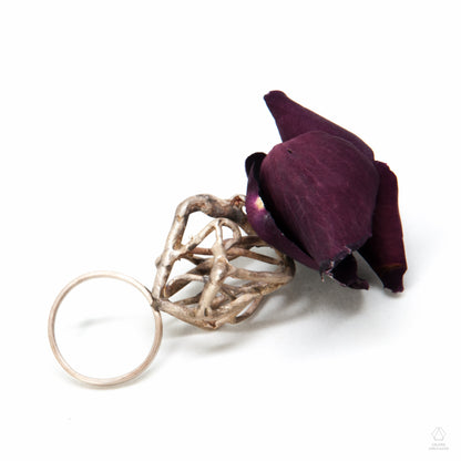 anello scultura in argento con petali di fiori.