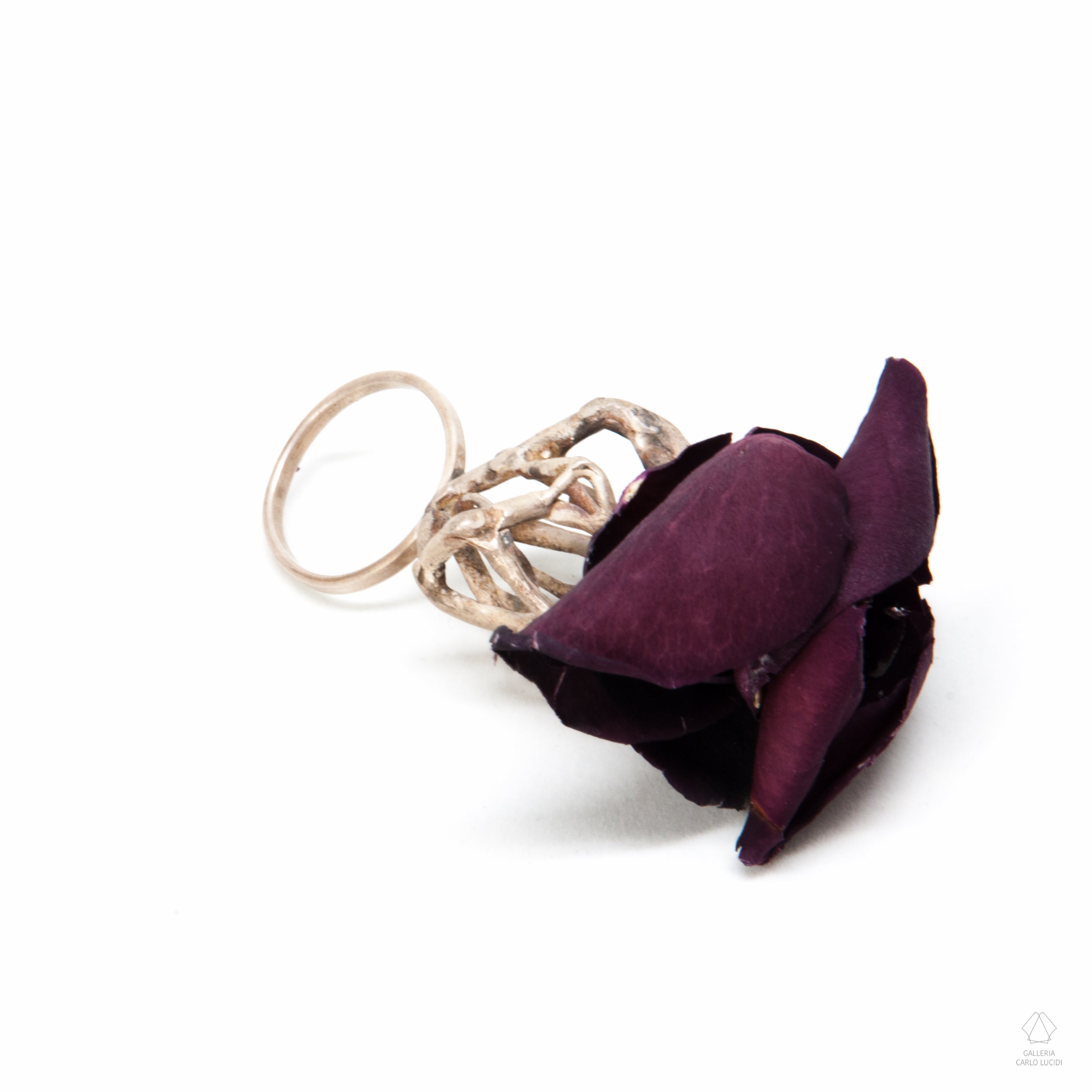 anello scultura in argento con petali di fiori.