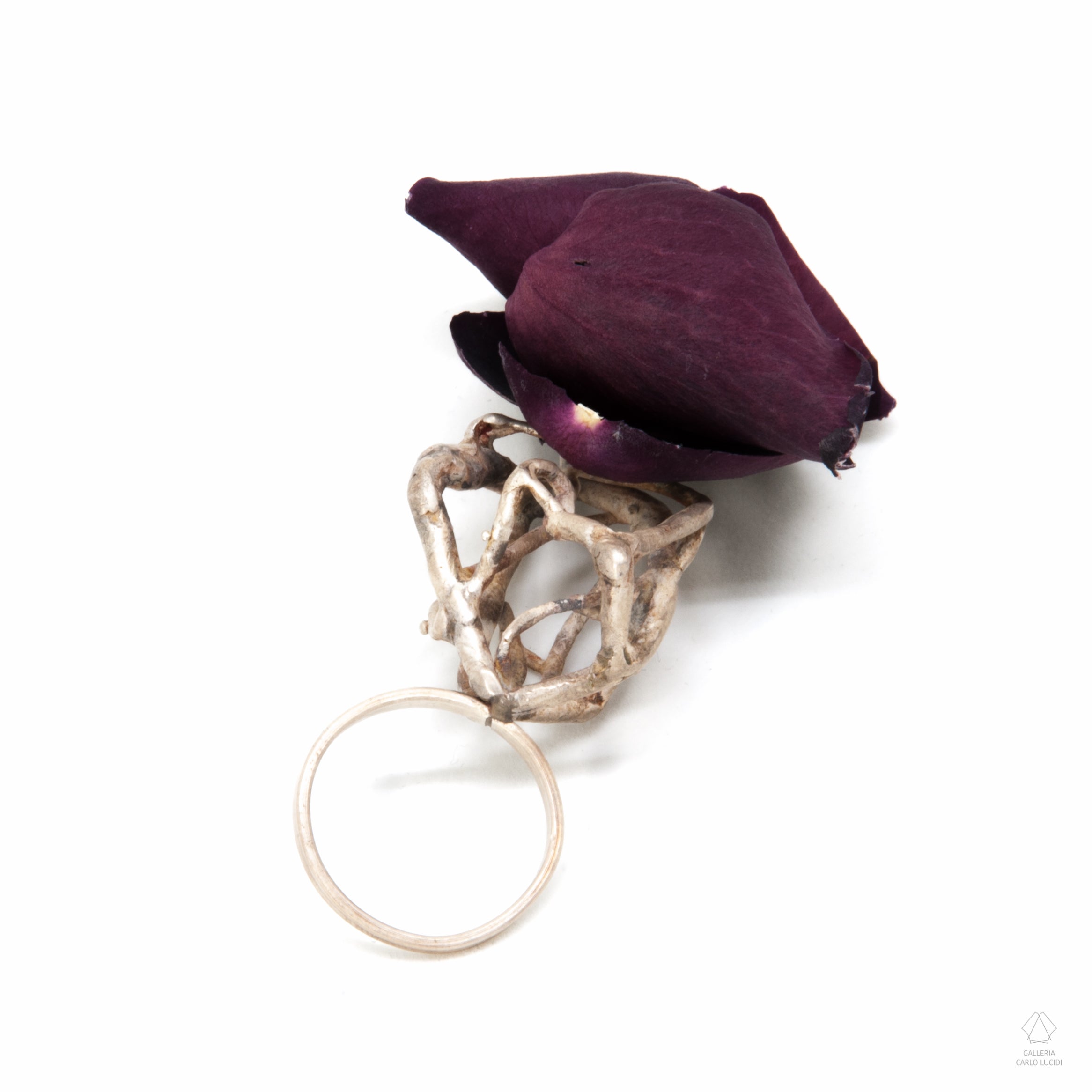 anello scultura in argento con petali di fiori.