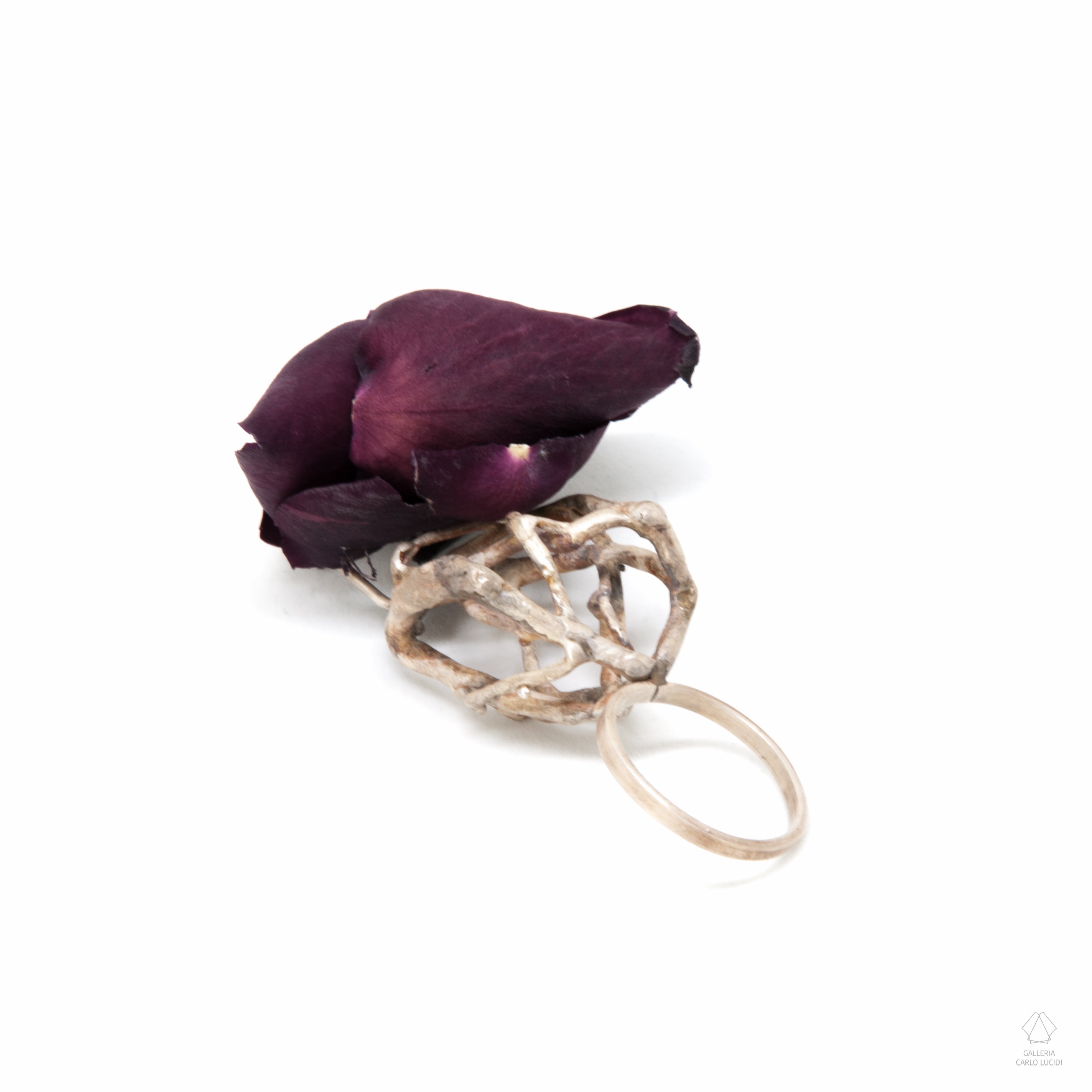 anello scultura in argento con petali di fiori.