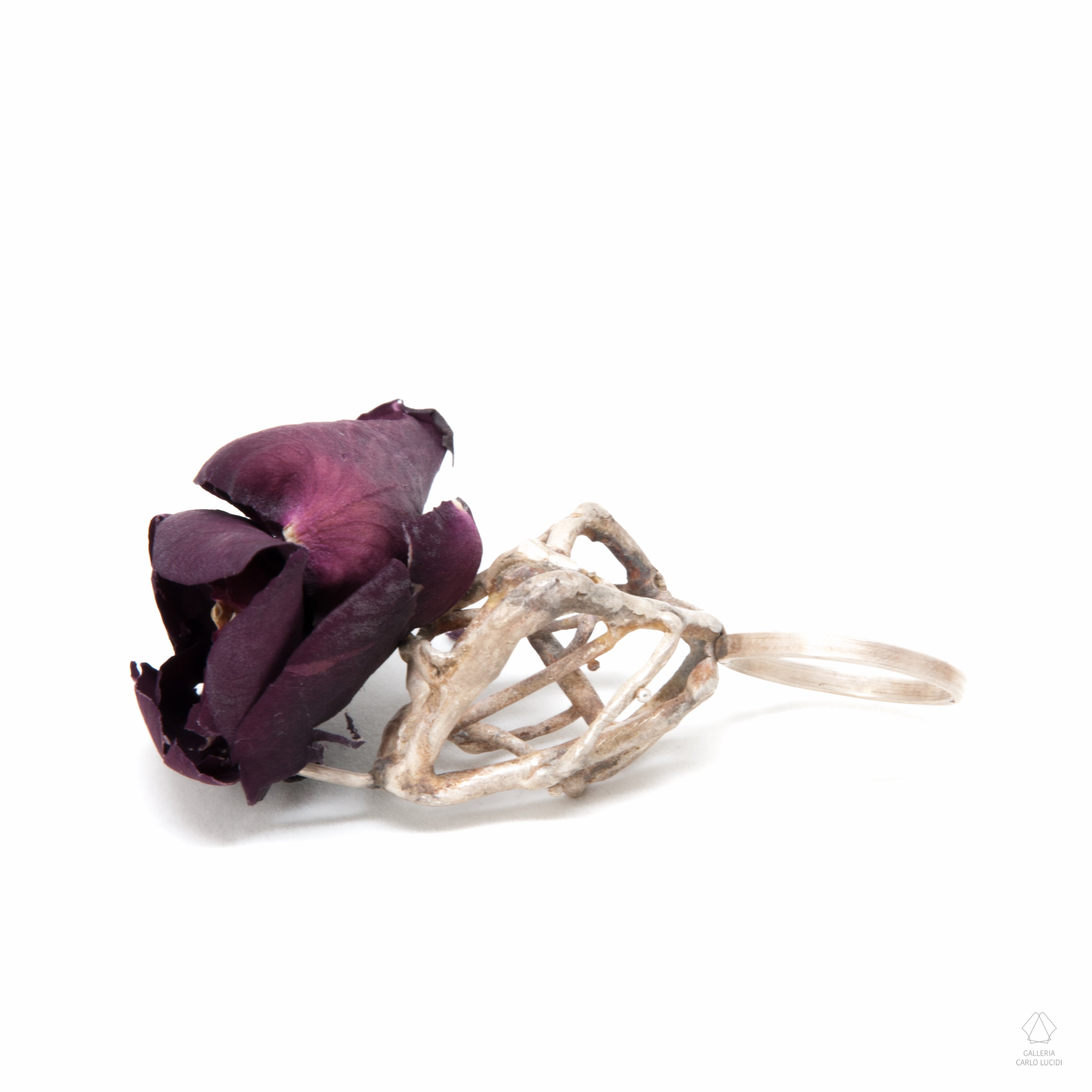 anello scultura in argento con petali di fiori.