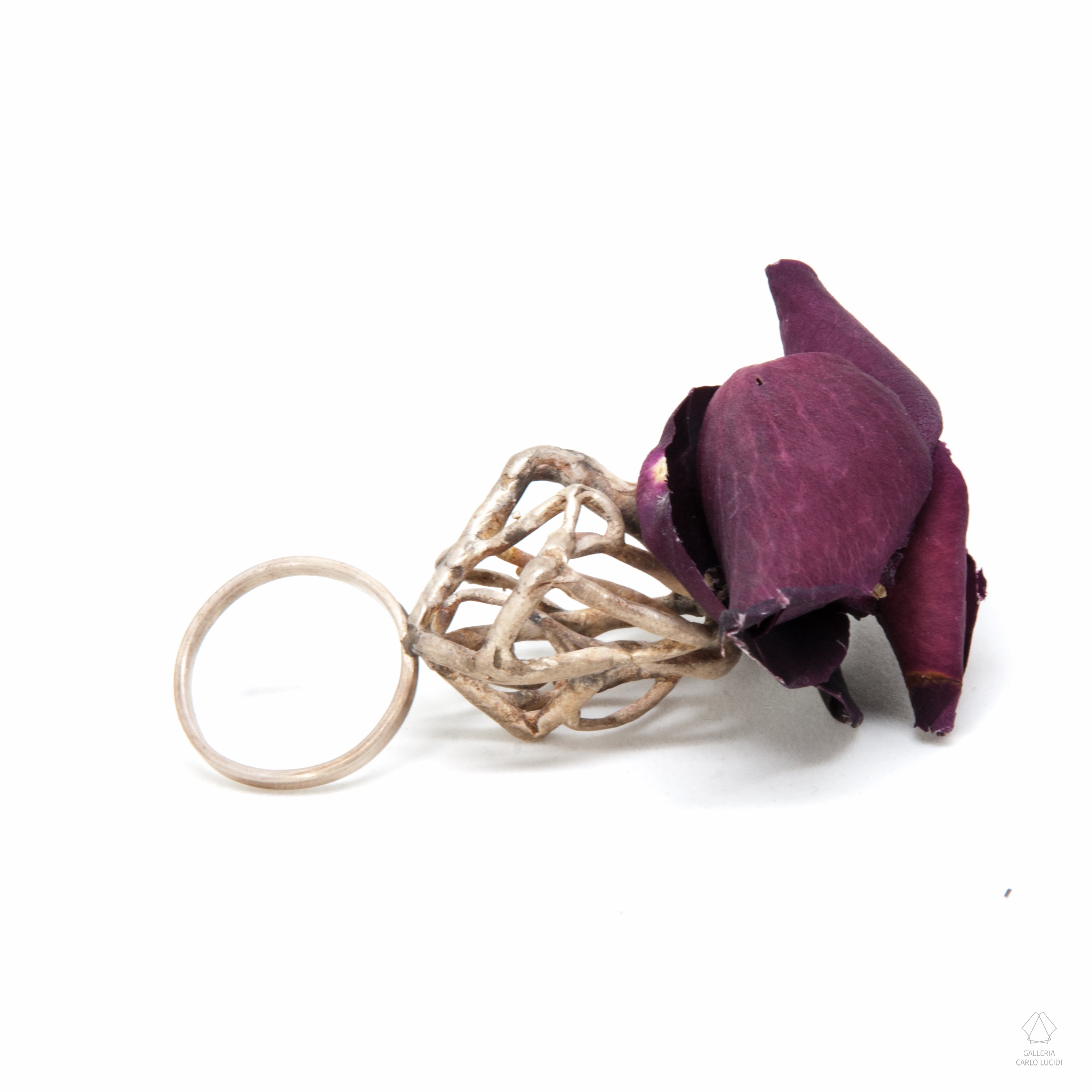 anello scultura in argento con petali di fiori.