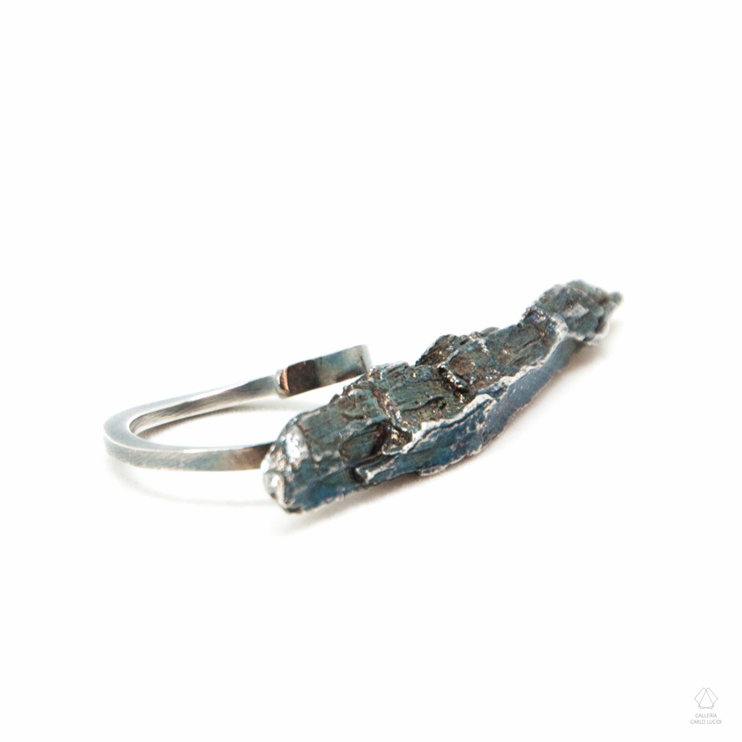 anello scultura in argento, scheggia di legno. Pezzo unico.