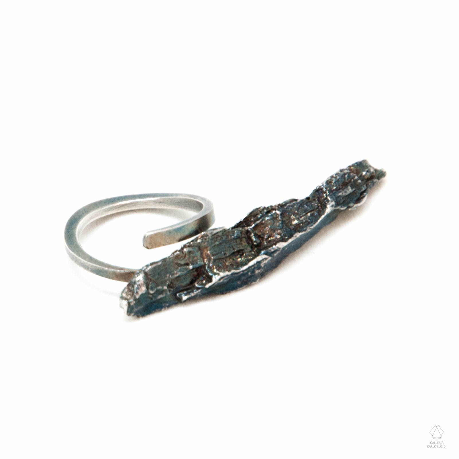 anello scultura in argento, scheggia di legno. Pezzo unico.