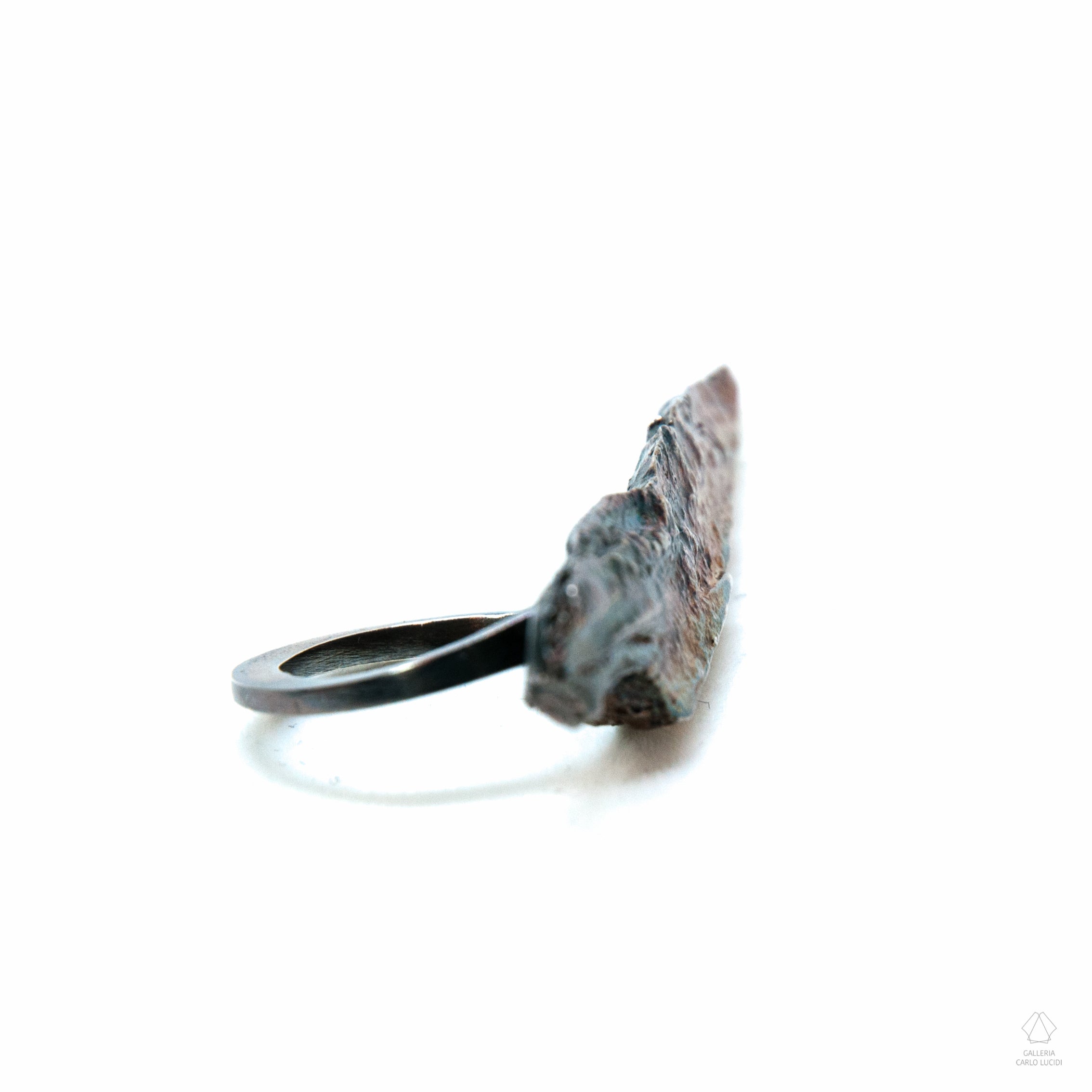 anello scultura in argento, scheggia di legno. Pezzo unico.