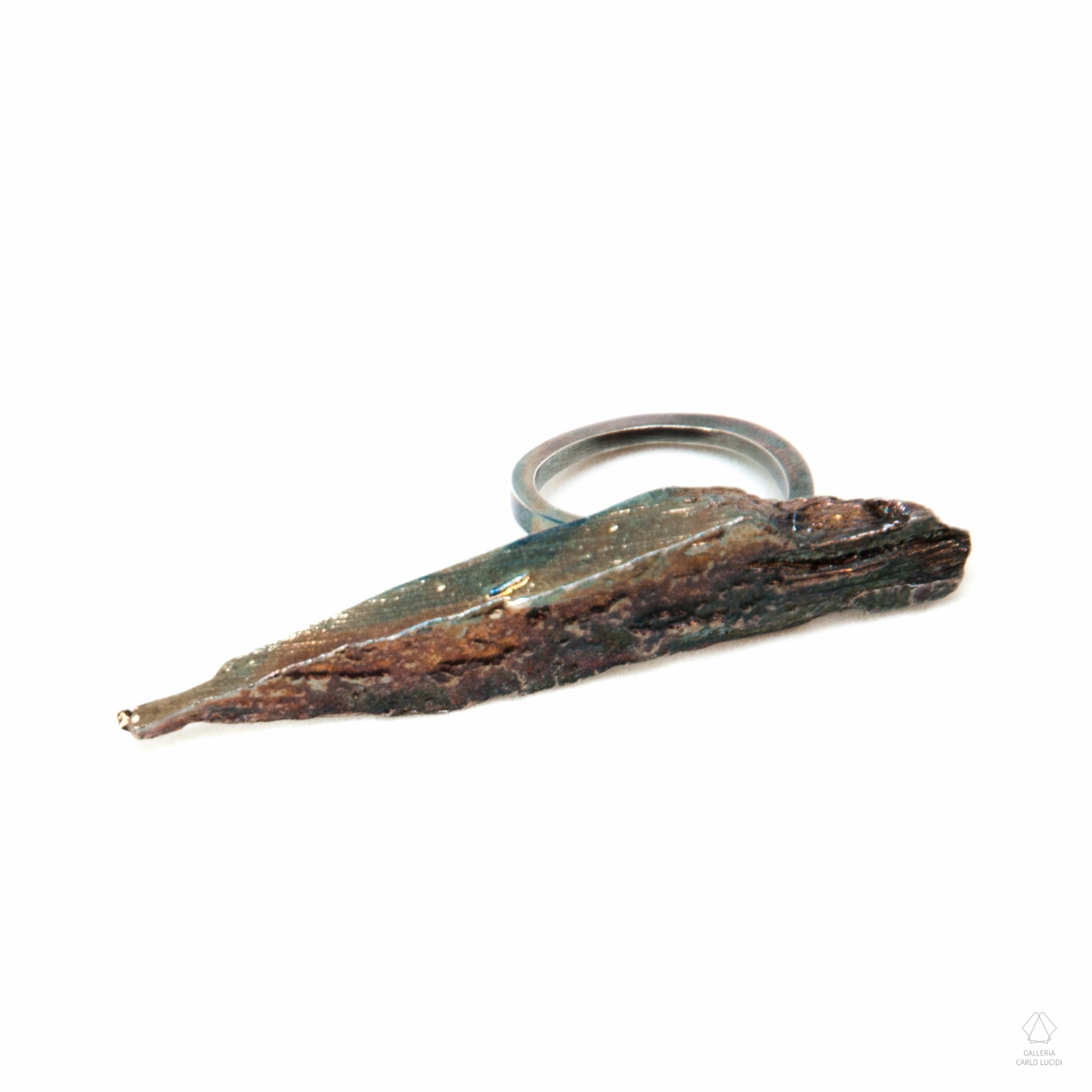 anello scultura in argento, scheggia di legno. Pezzo unico.