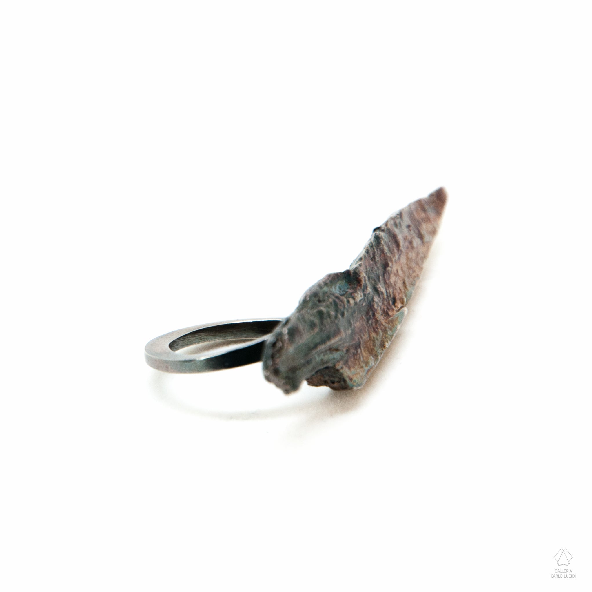 anello scultura in argento, scheggia di legno. Pezzo unico.