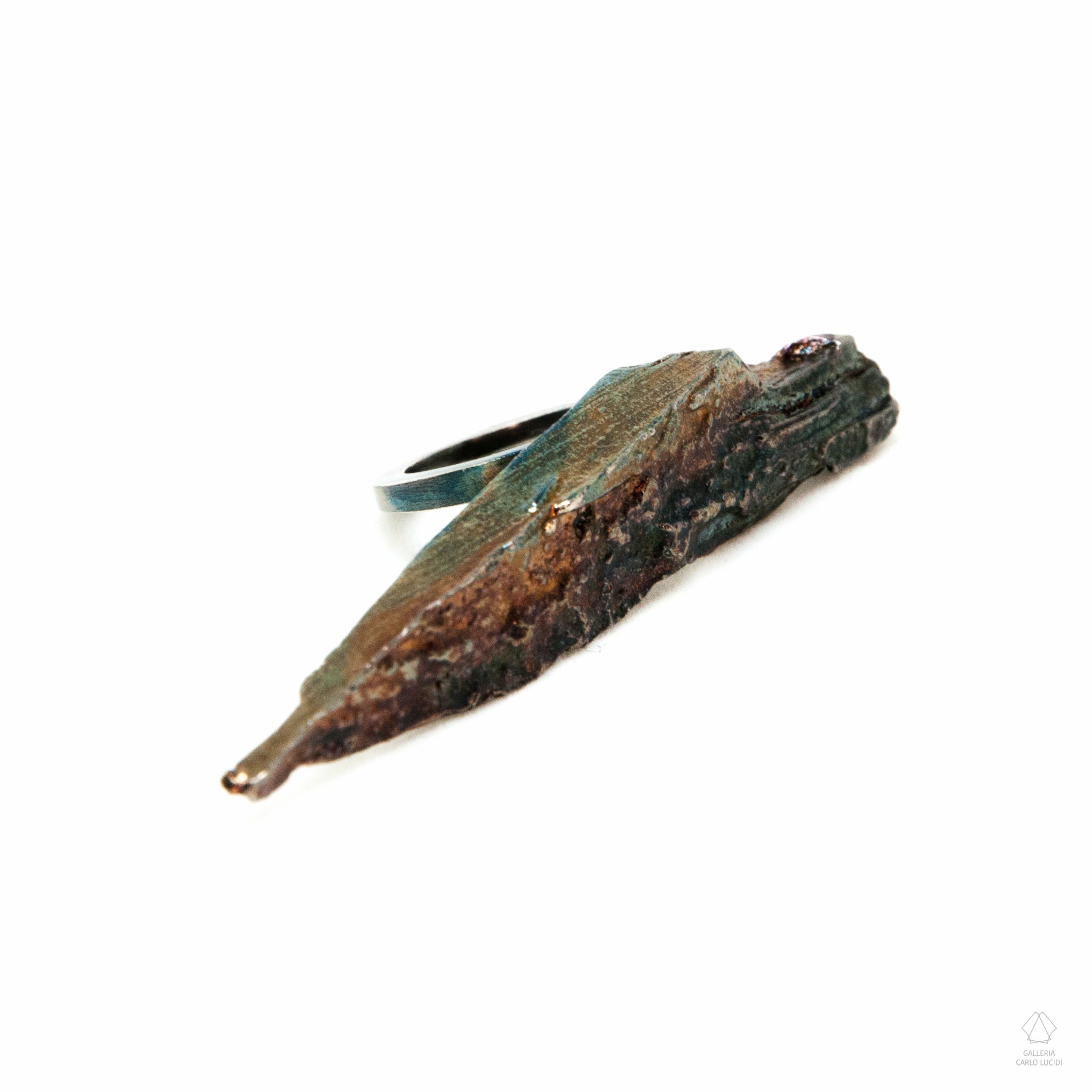 anello scultura in argento, scheggia di legno. Pezzo unico.