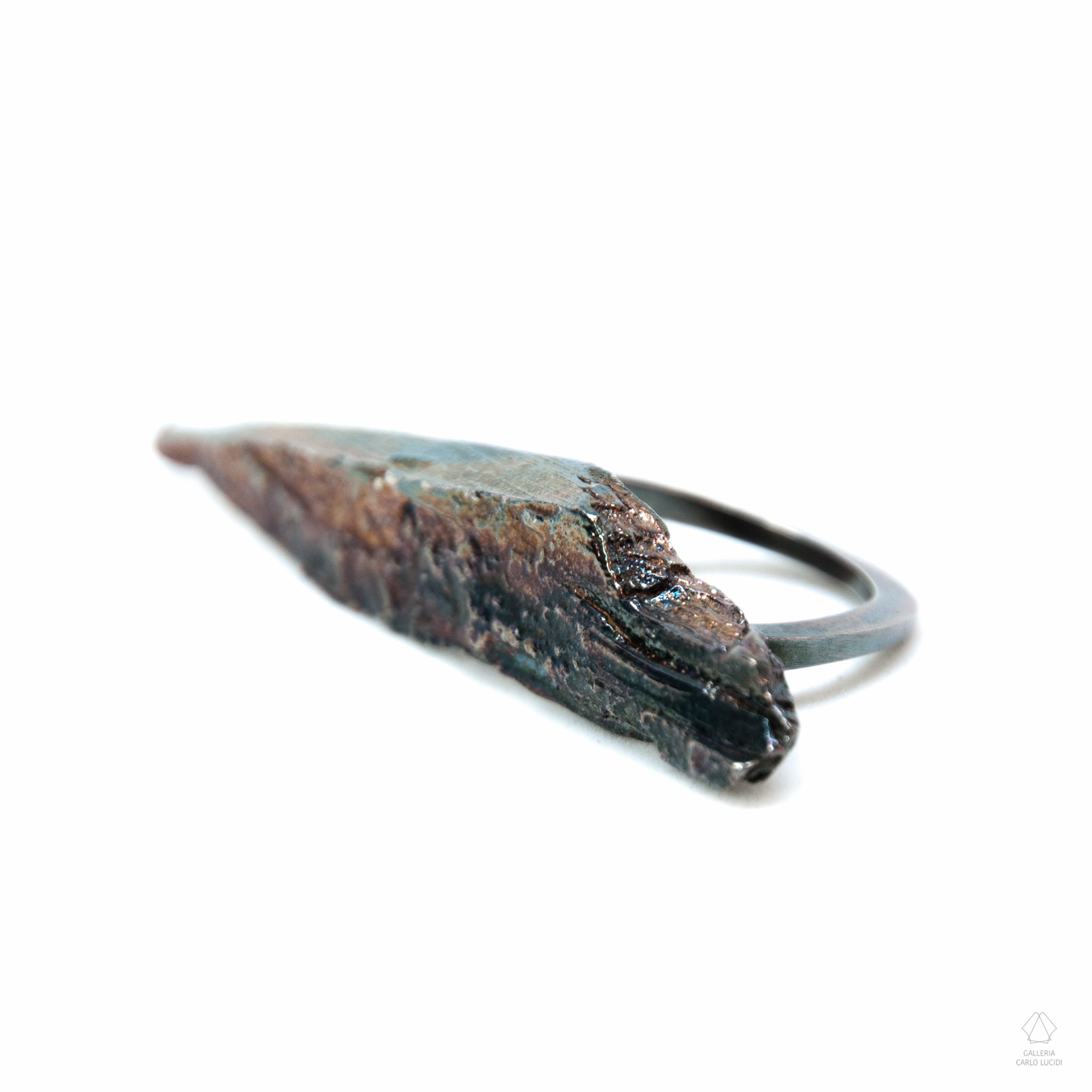 anello scultura in argento, scheggia di legno. Pezzo unico.
