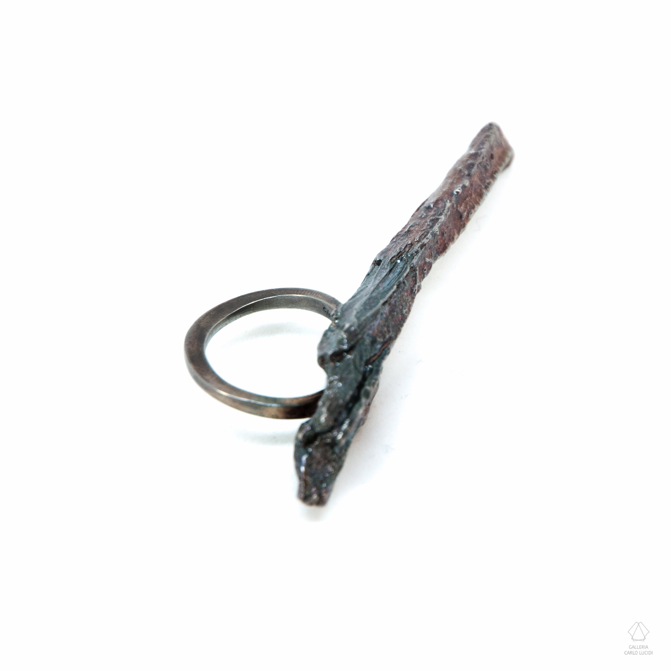 anello scultura in argento, scheggia di legno. Pezzo unico.
