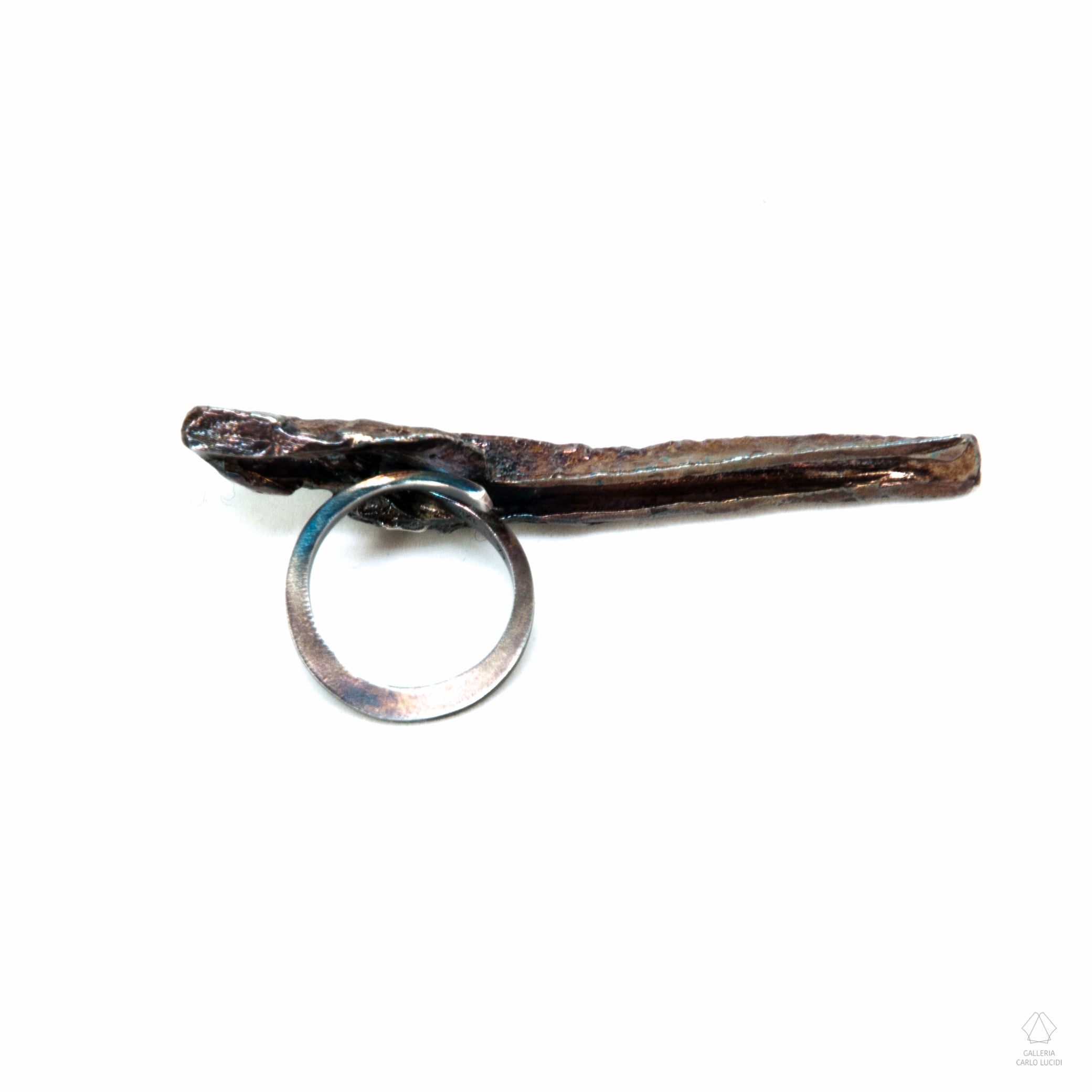 anello scultura in argento, scheggia di legno. Pezzo unico.