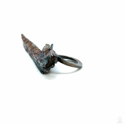anello scultura in argento, scheggia di legno. Pezzo unico.