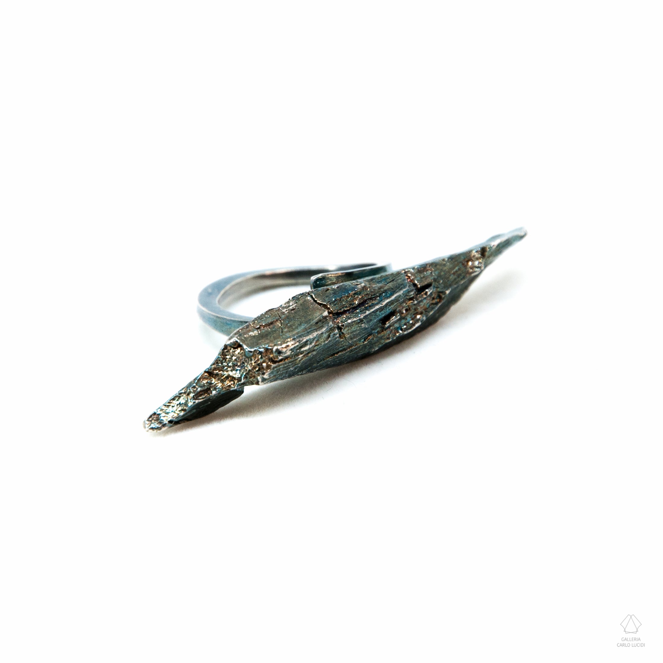 anello scultura in argento, scheggia di legno. Pezzo unico.