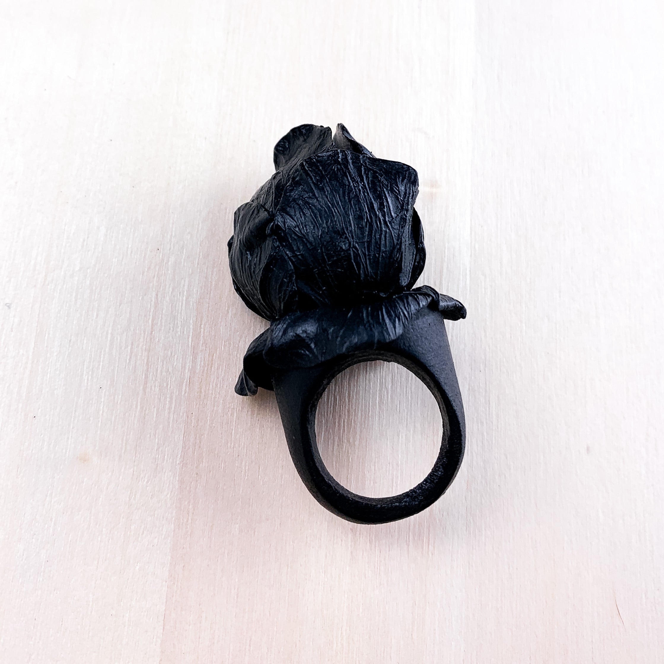 Anello profumato fiore nero