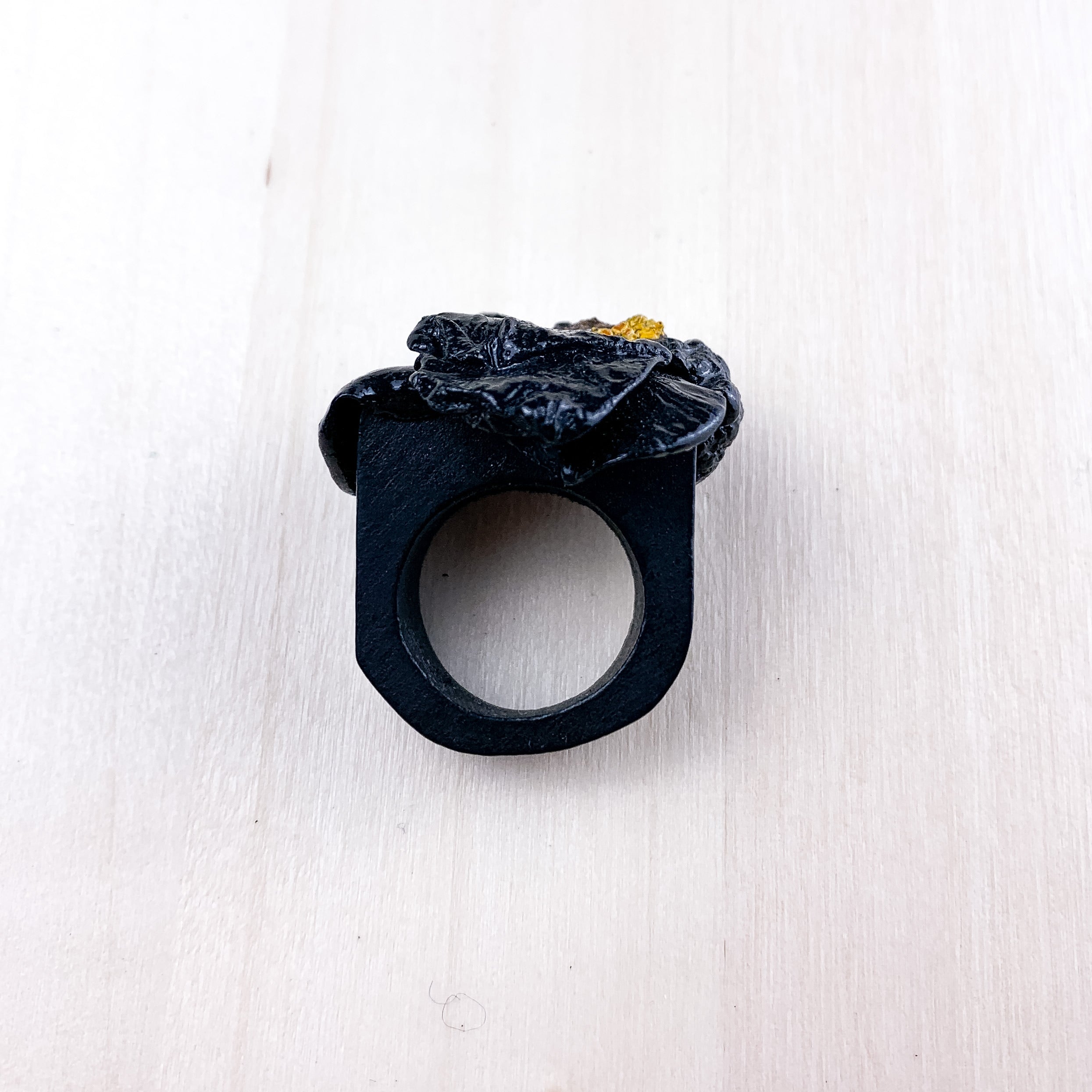 Petals and bark scented ring